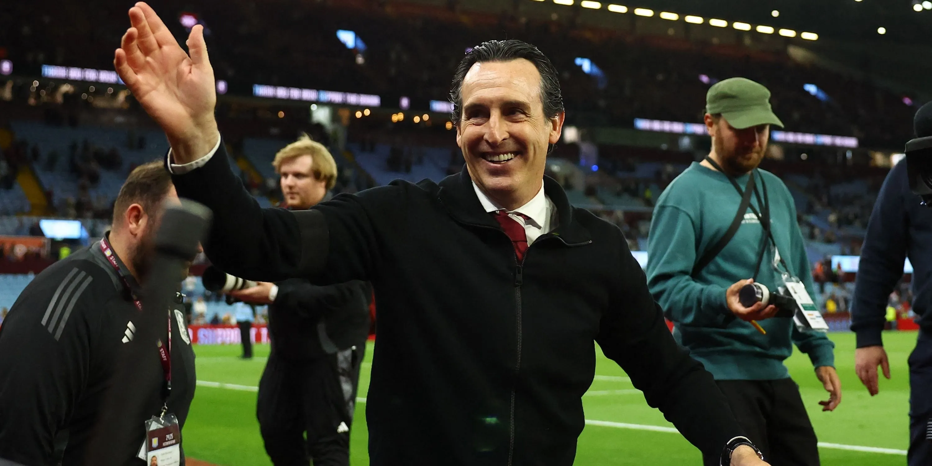 Huấn luyện viên Unai Emery của Aston Villa trên sân vận động Villa Park