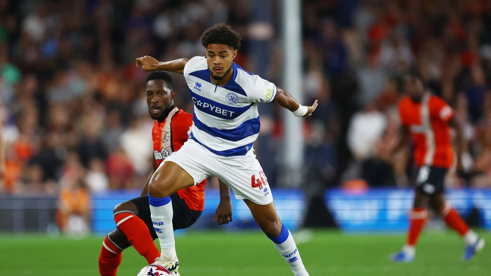 Jonathan Varane, tiền vệ QPR có thể ra đi, mở đường cho Marc Leonard.