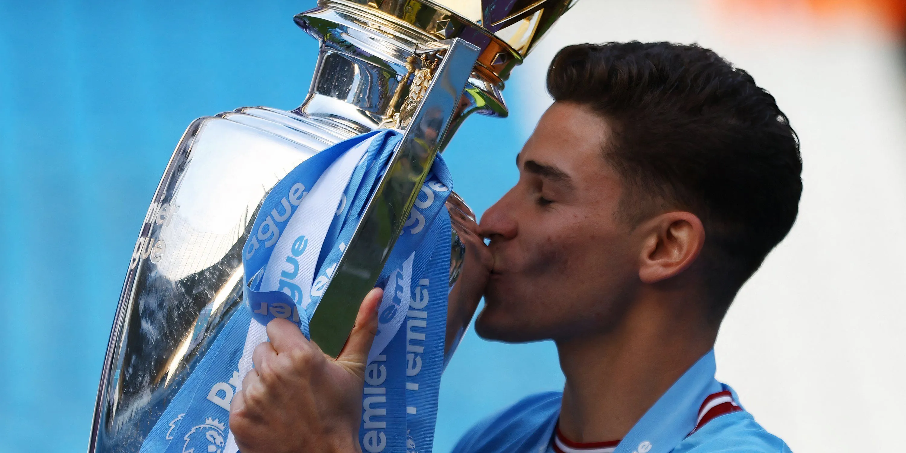 Julian Alvarez ăn mừng cúp Premier League cùng Manchester City