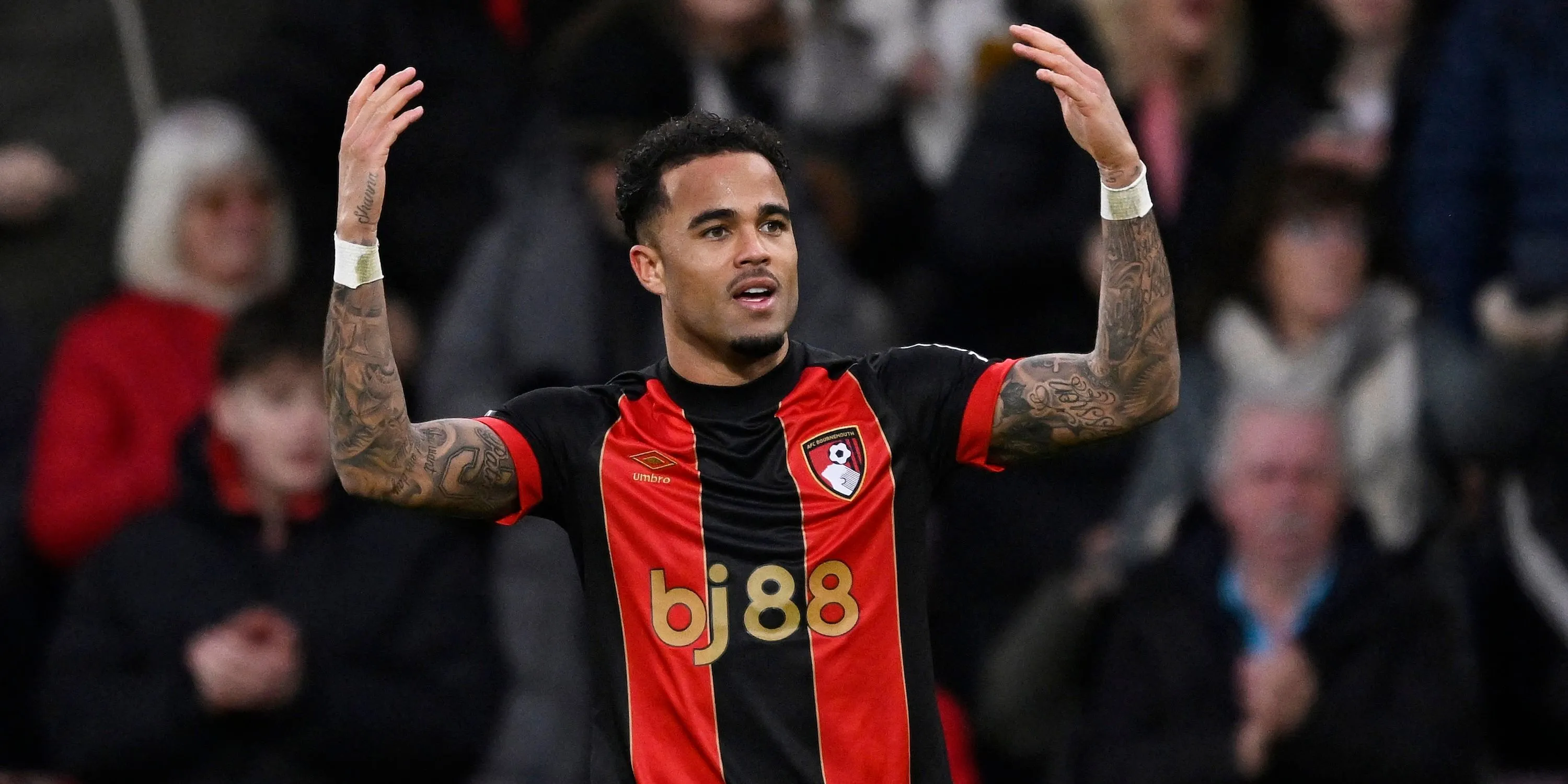 Justin Kluivert của Bournemouth ăn mừng bàn thắng