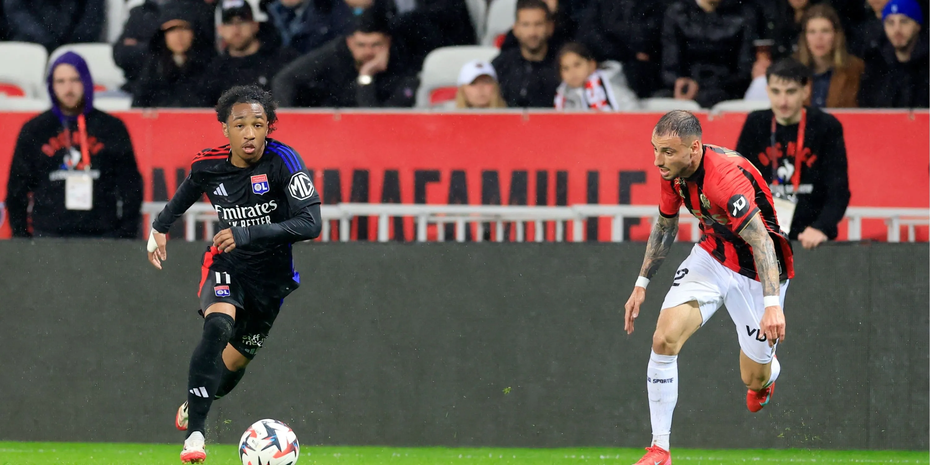 Malick Fofana bứt tốc trong một trận đấu của Lyon