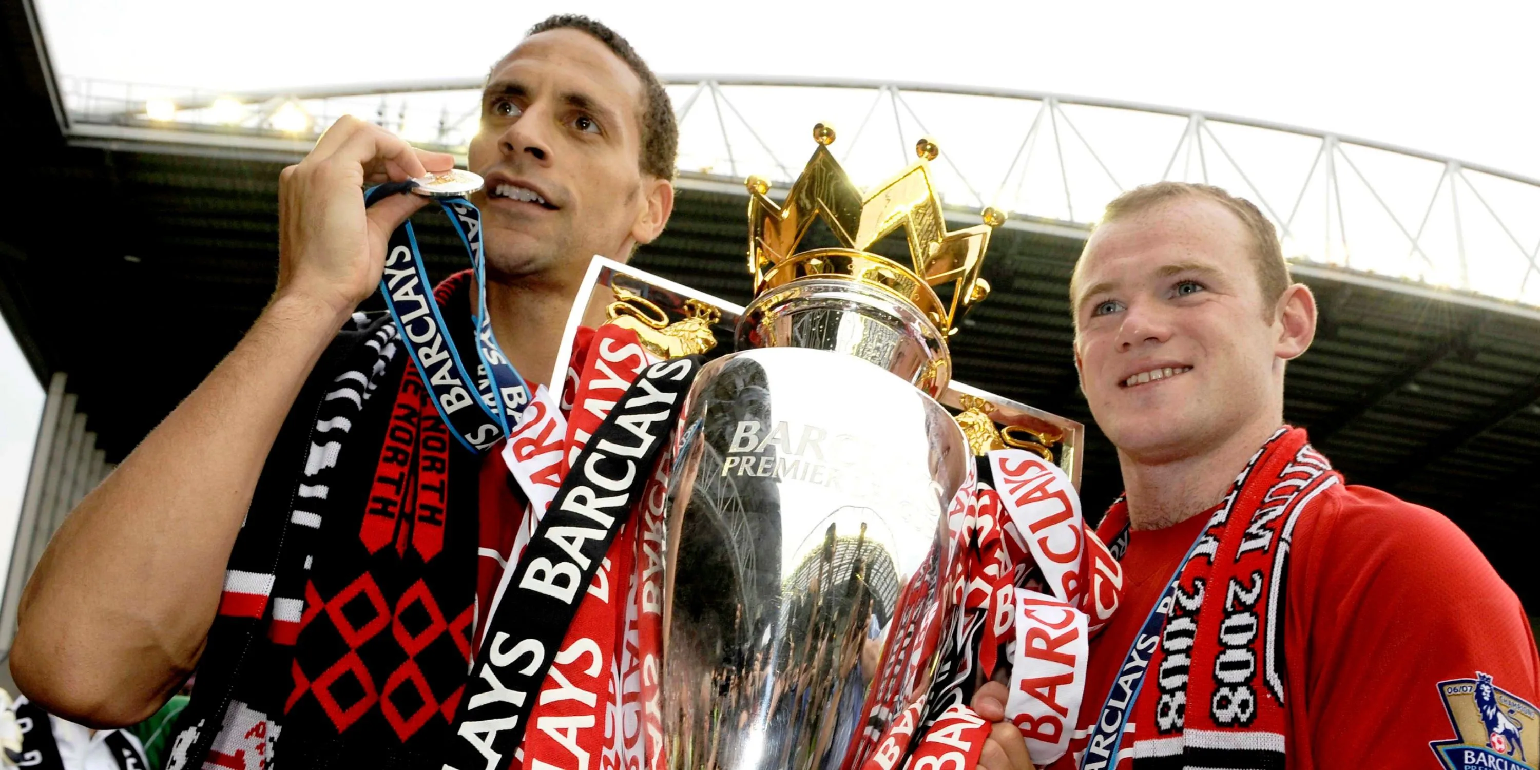 Rio Ferdinand và Wayne Rooney ăn mừng chức vô địch Premier League cùng Manchester United sau vụ chuyển nhượng từ Leeds