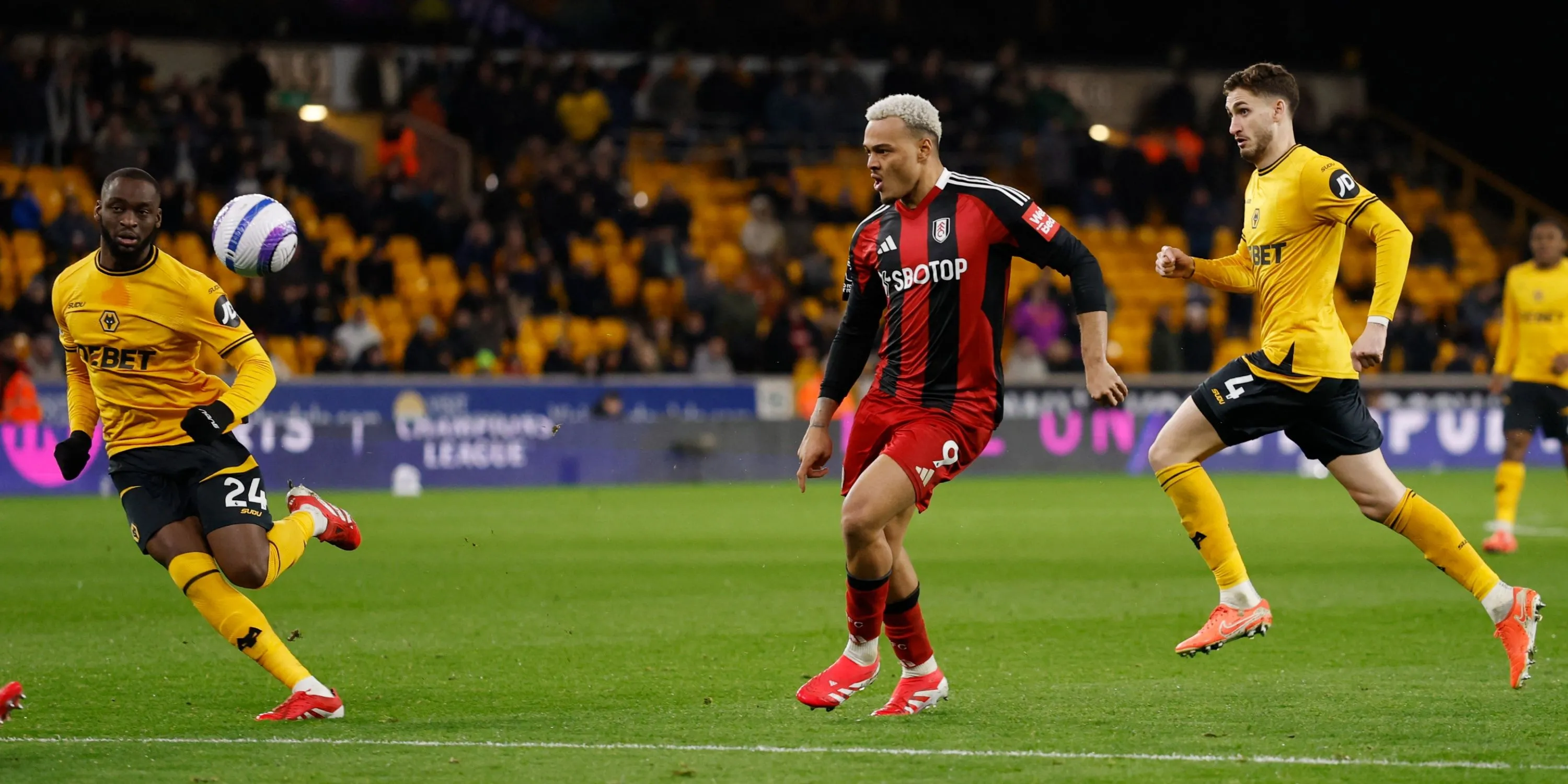 Rodrigo Muniz dứt điểm trong trận đấu tại Premier League
