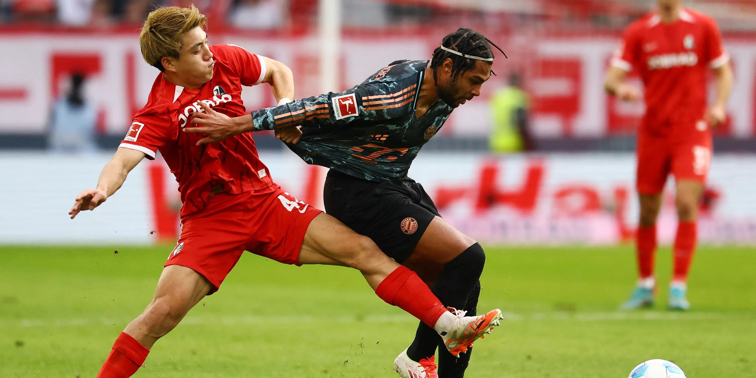 Serge Gnabry trong màu áo Bayern Munich, một trong hai cầu thủ được 'chào hàng' tới Chelsea