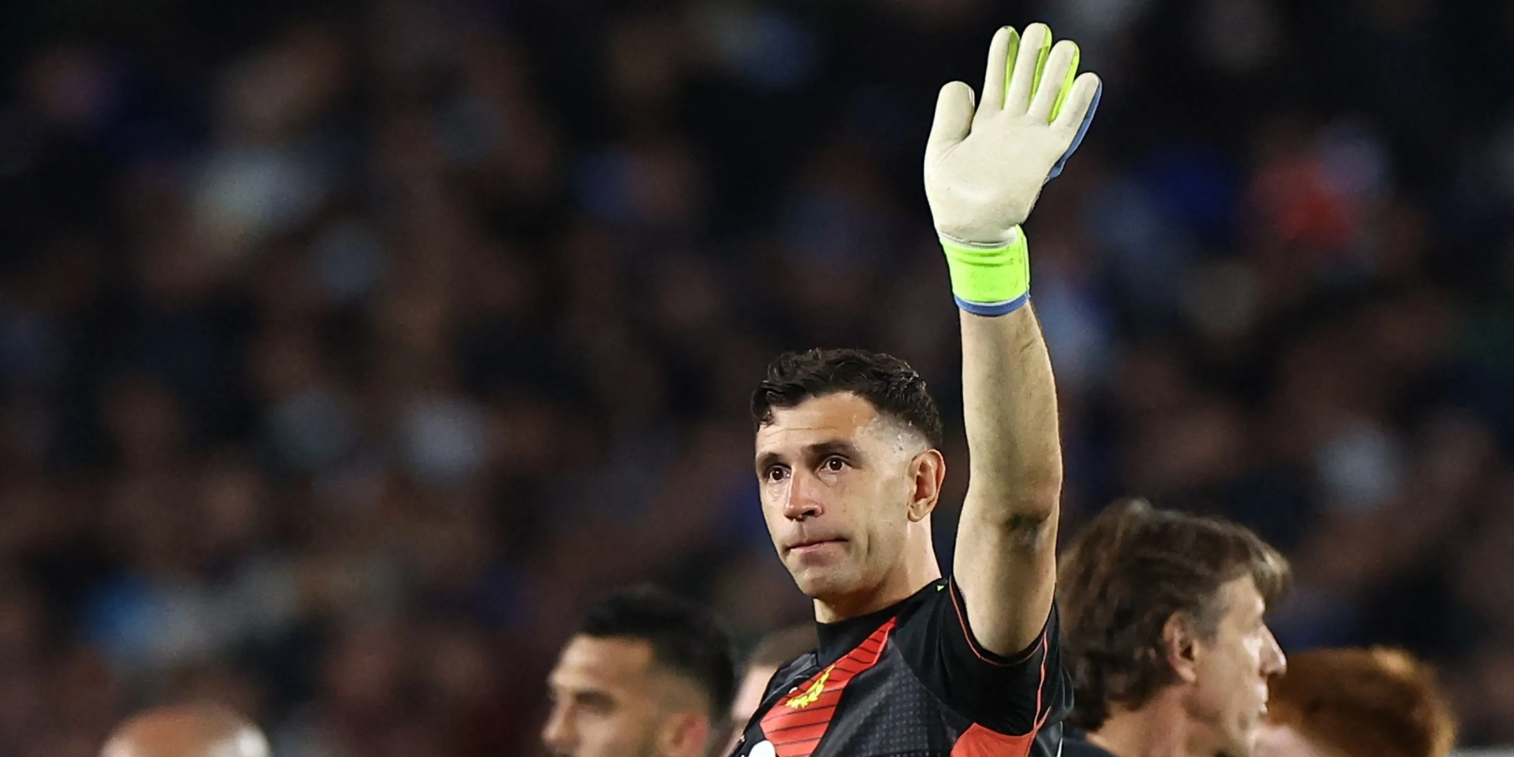 Thủ môn Emiliano Martinez của Aston Villa trong một trận đấu, ngôi sao người Argentina đang là mục tiêu chuyển nhượng của Manchester United do áp lực tài chính của Villa.