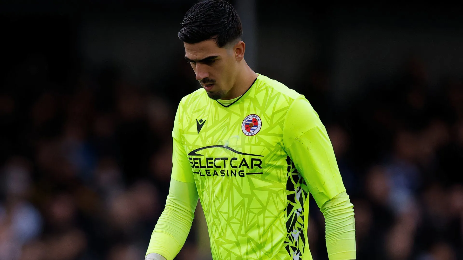 Thủ môn Joel Pereira trong màu áo Reading FC thi đấu ấn tượng tại League One