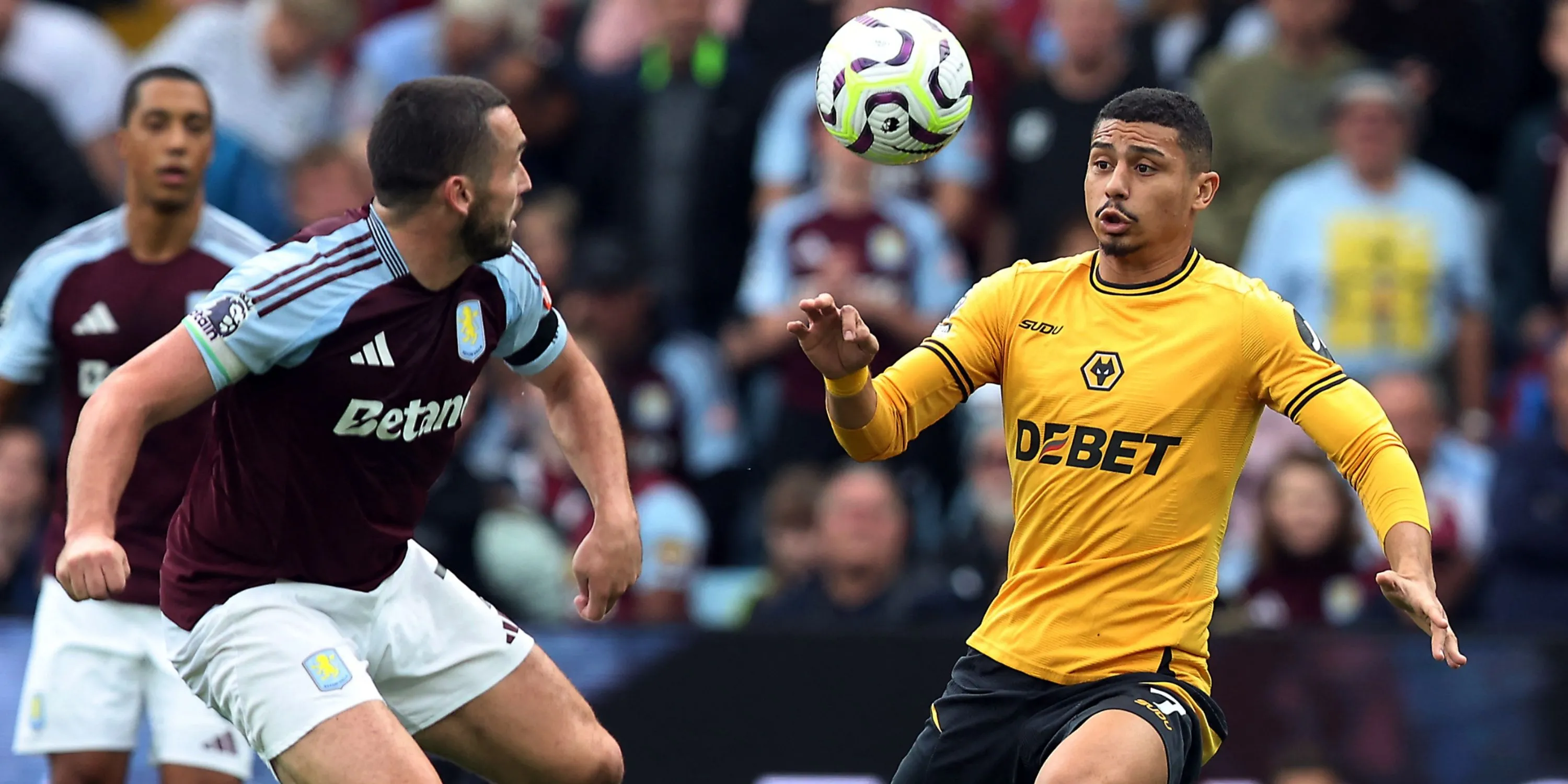Tiền vệ Andre của Wolves thể hiện kỹ thuật cá nhân