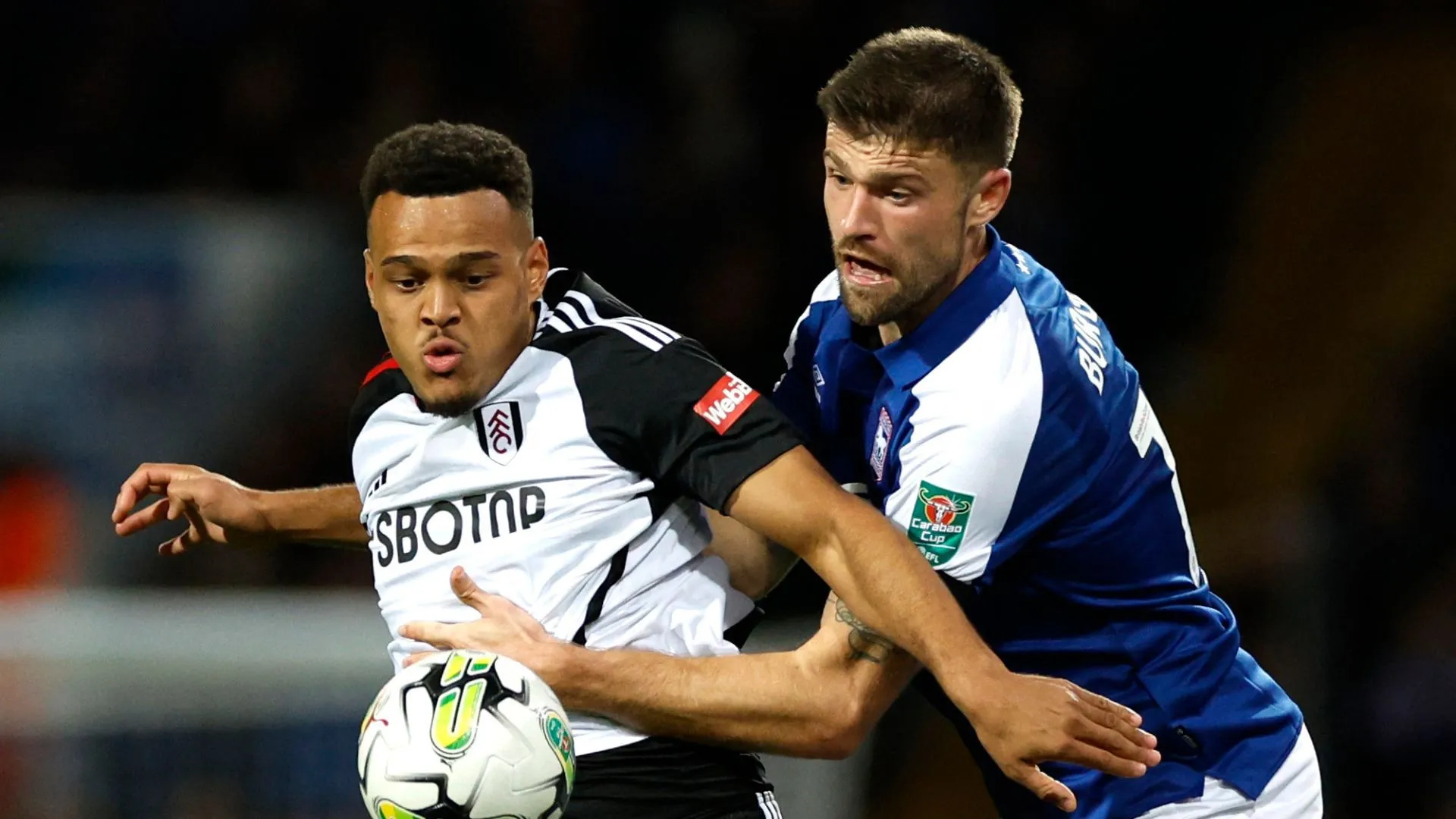 Trung vệ Cameron Burgess trong màu áo Ipswich Town tại Championship