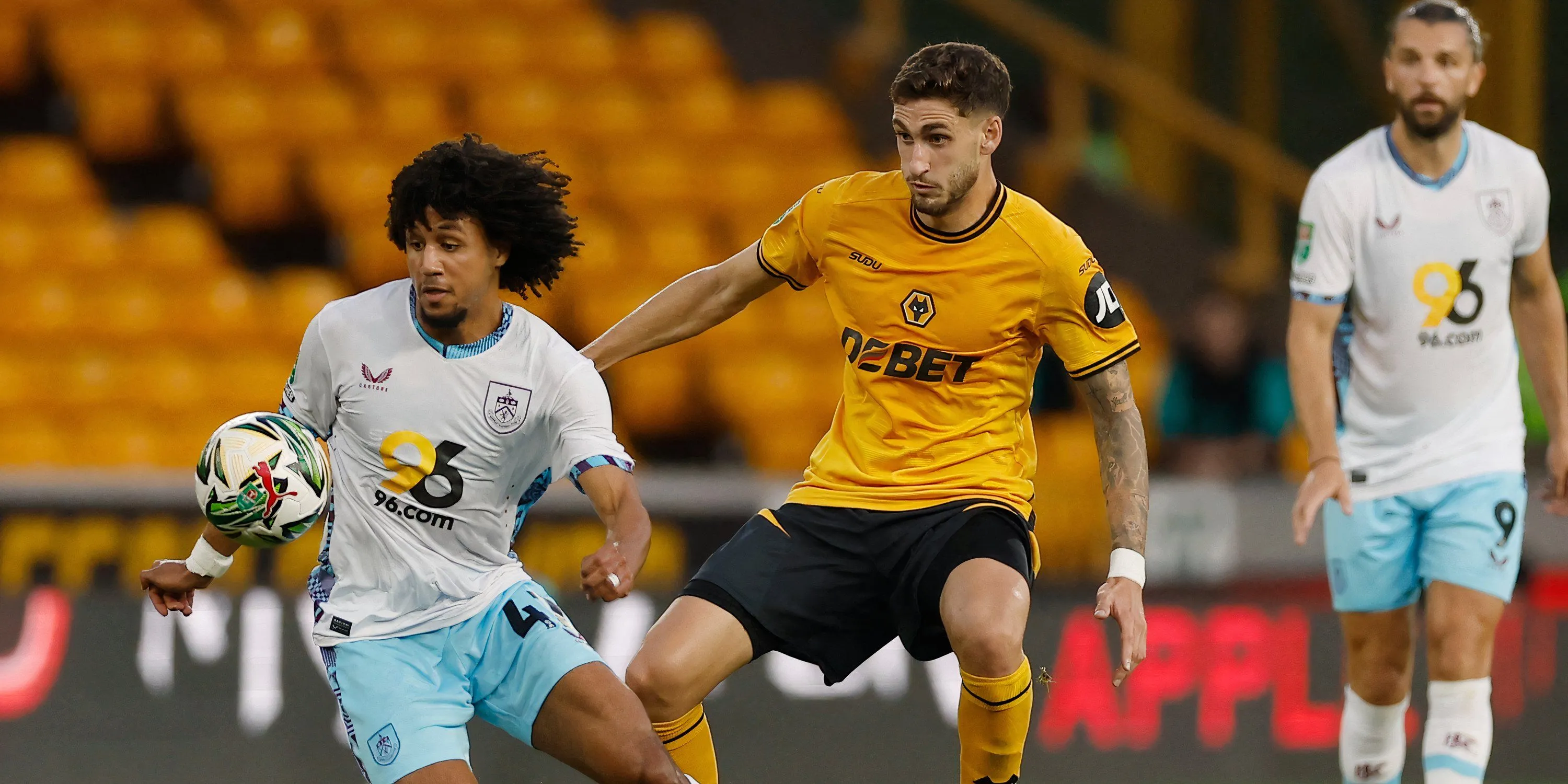 Trung vệ Santiago Bueno của Wolves tranh bóng tại Premier League