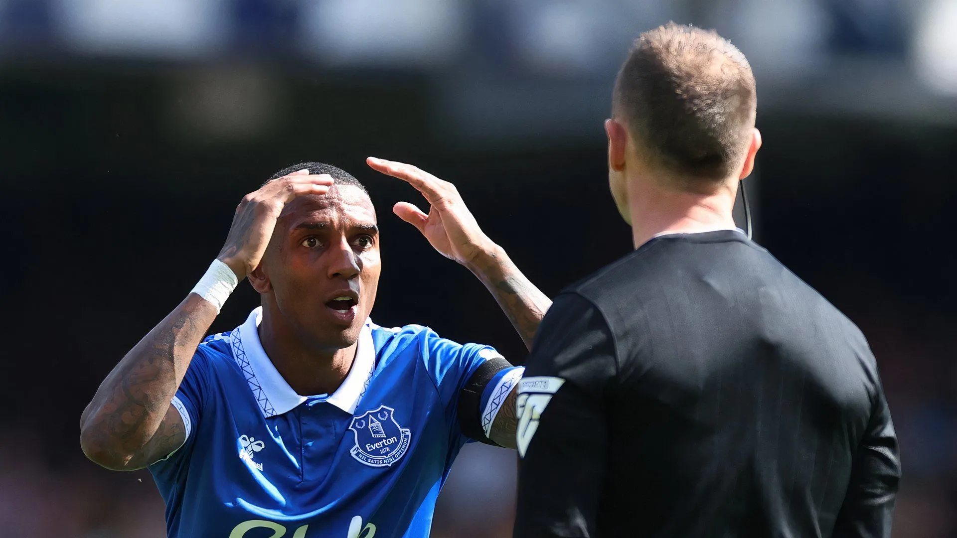 Ashley Young trong màu áo Everton chuẩn bị rời đi và gia nhập Ipswich Town