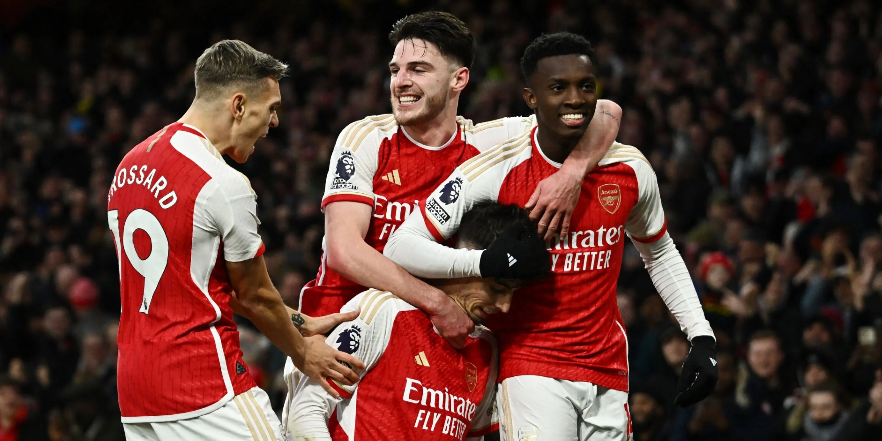 Các cầu thủ Arsenal ăn mừng chiến thắng tại Emirates Stadium