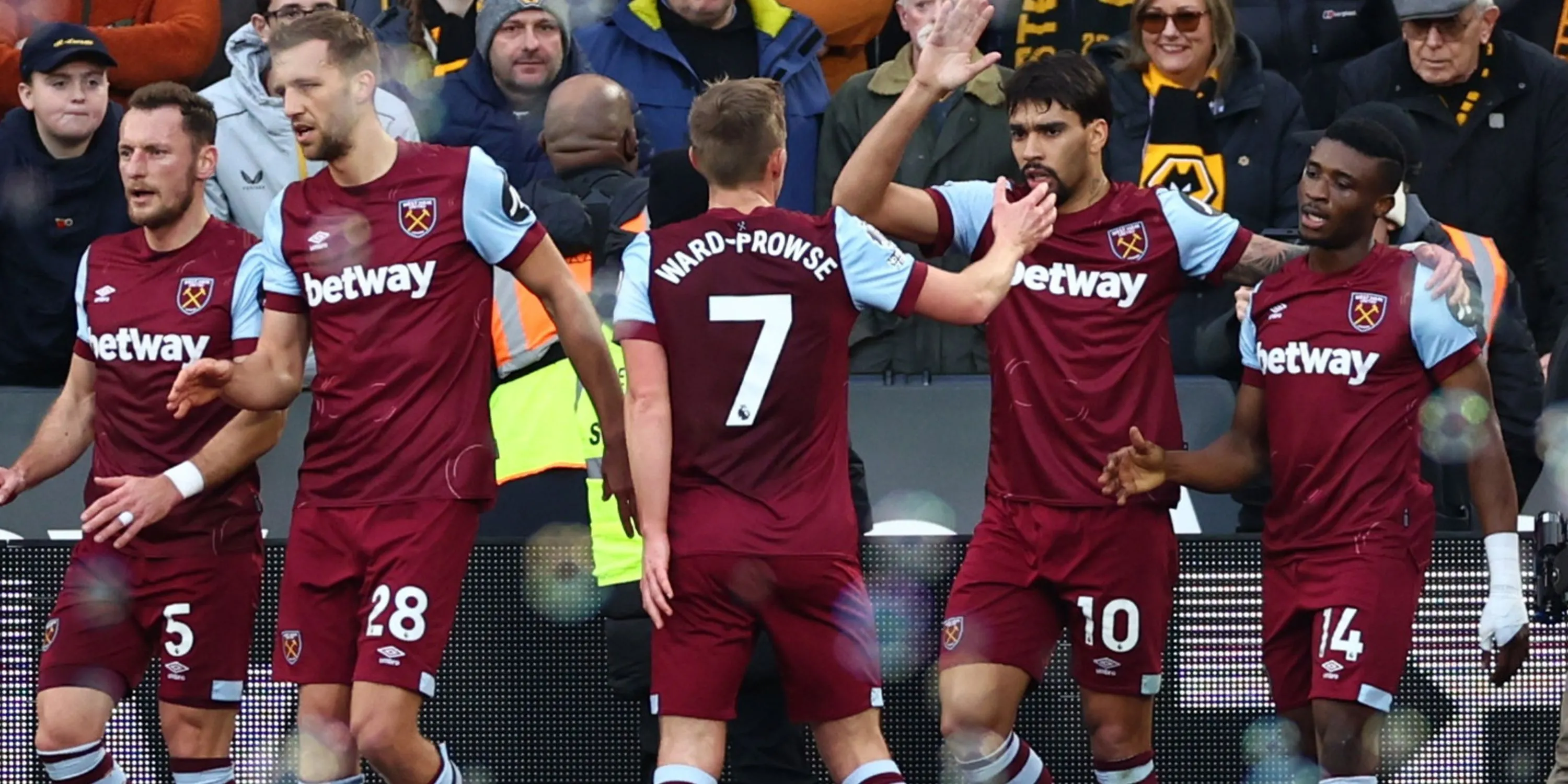 Các cầu thủ West Ham United ăn mừng bàn thắng trước Wolves