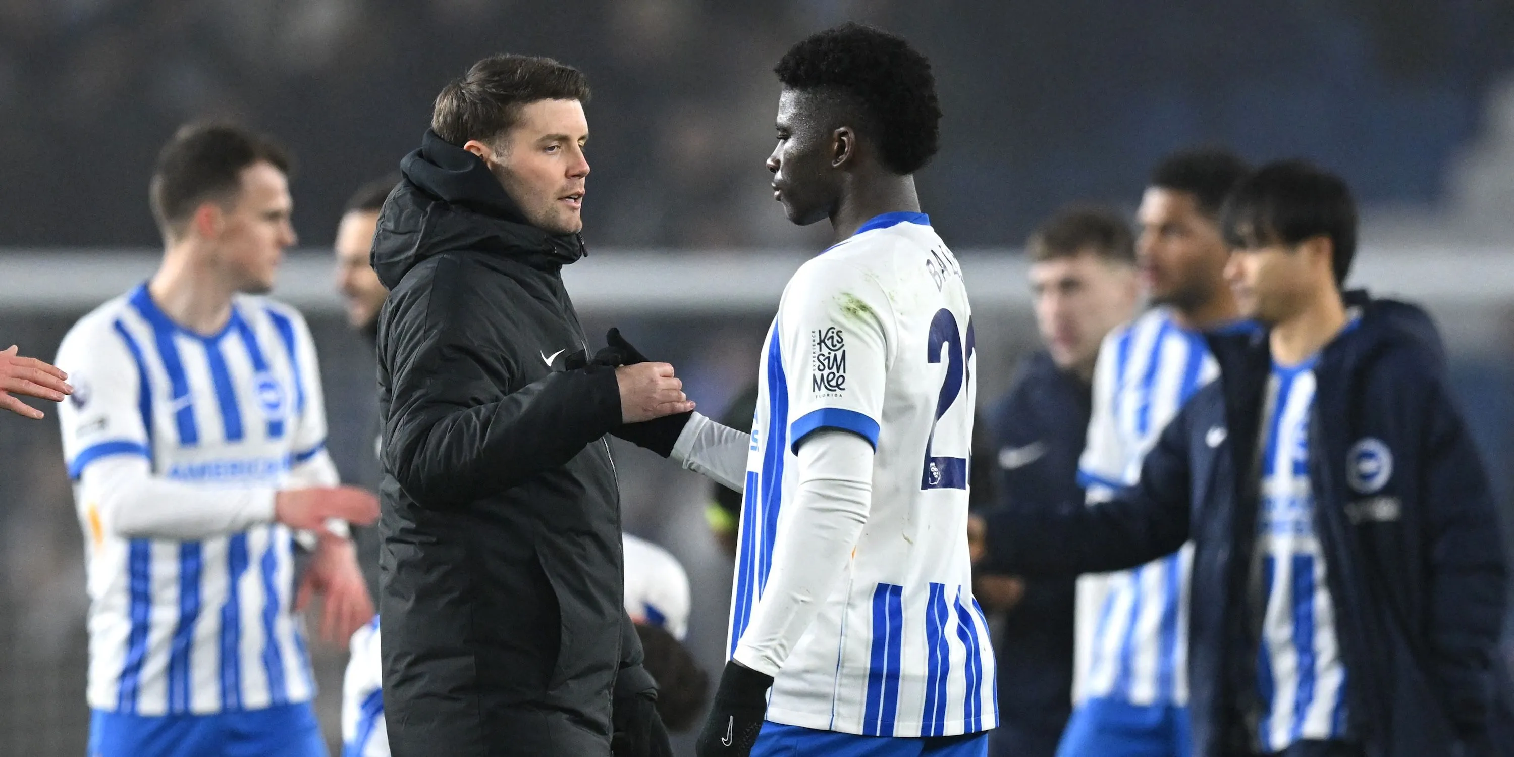 Carlos Baleba bắt tay HLV Brighton Fabian Hurzeler, mục tiêu tiền vệ tiềm năng của Manchester United.