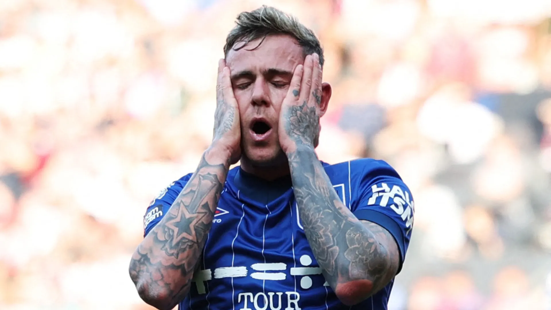 Cầu thủ Ipswich Town trong một trận đấu Premier League, thể hiện sức mạnh tấn công của đội