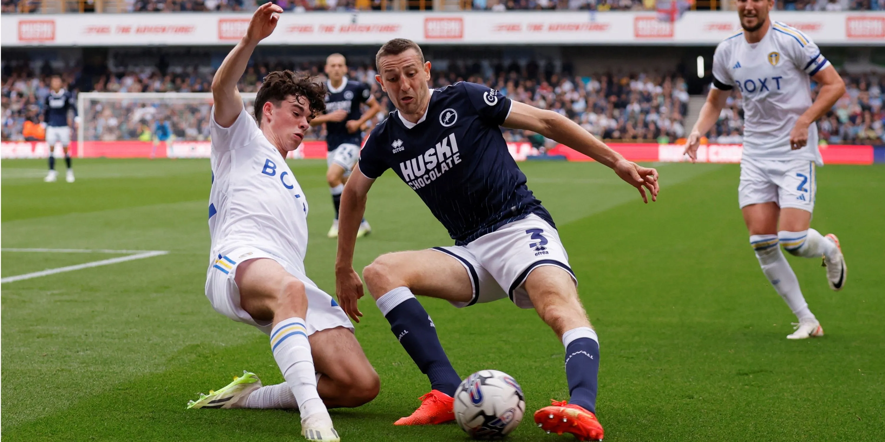 Cầu thủ Millwall tranh chấp bóng quyết liệt trên sân nhà The Den