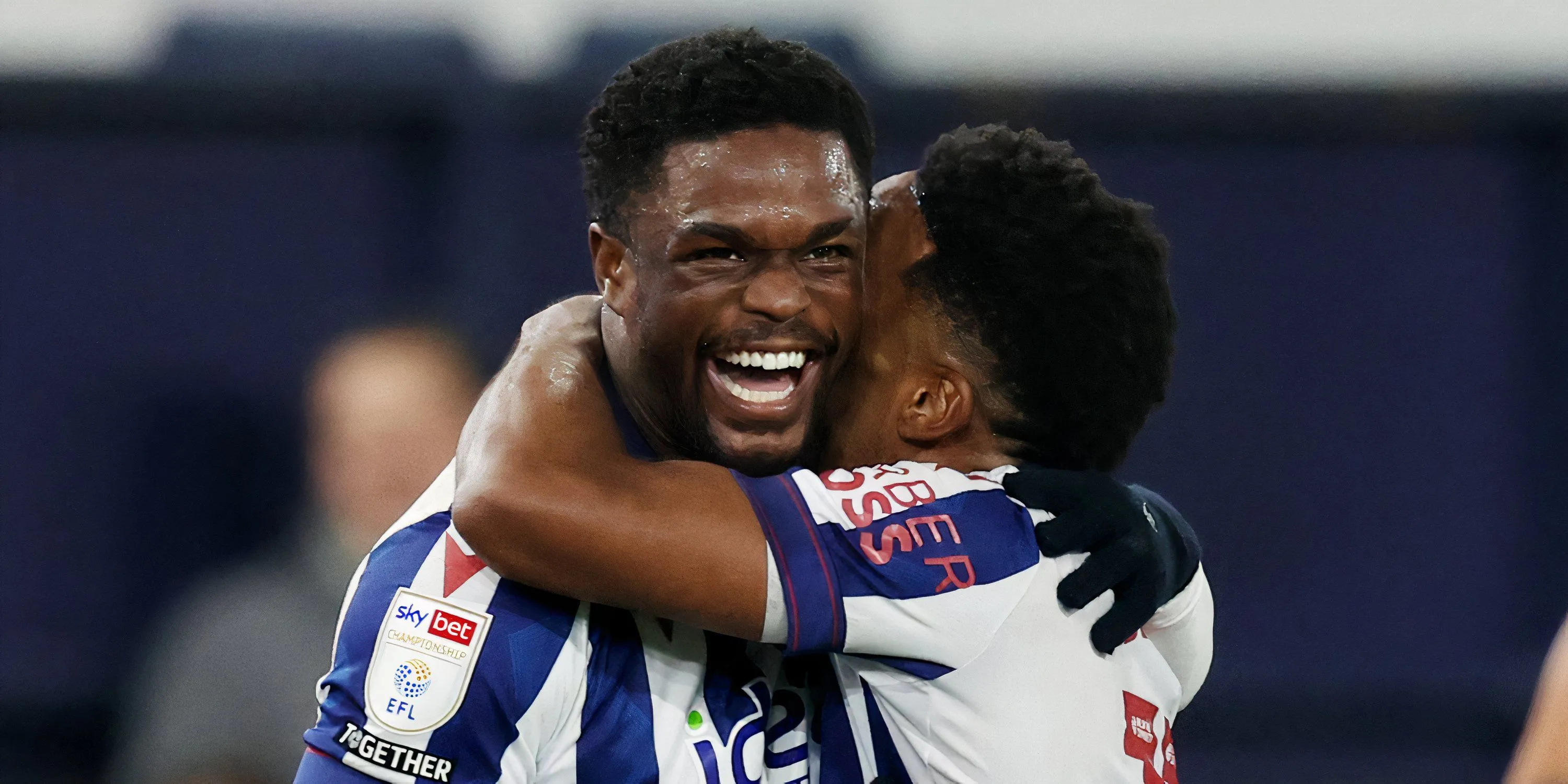 Cầu thủ West Bromwich Albion ăn mừng bàn thắng, có Grady Diangana