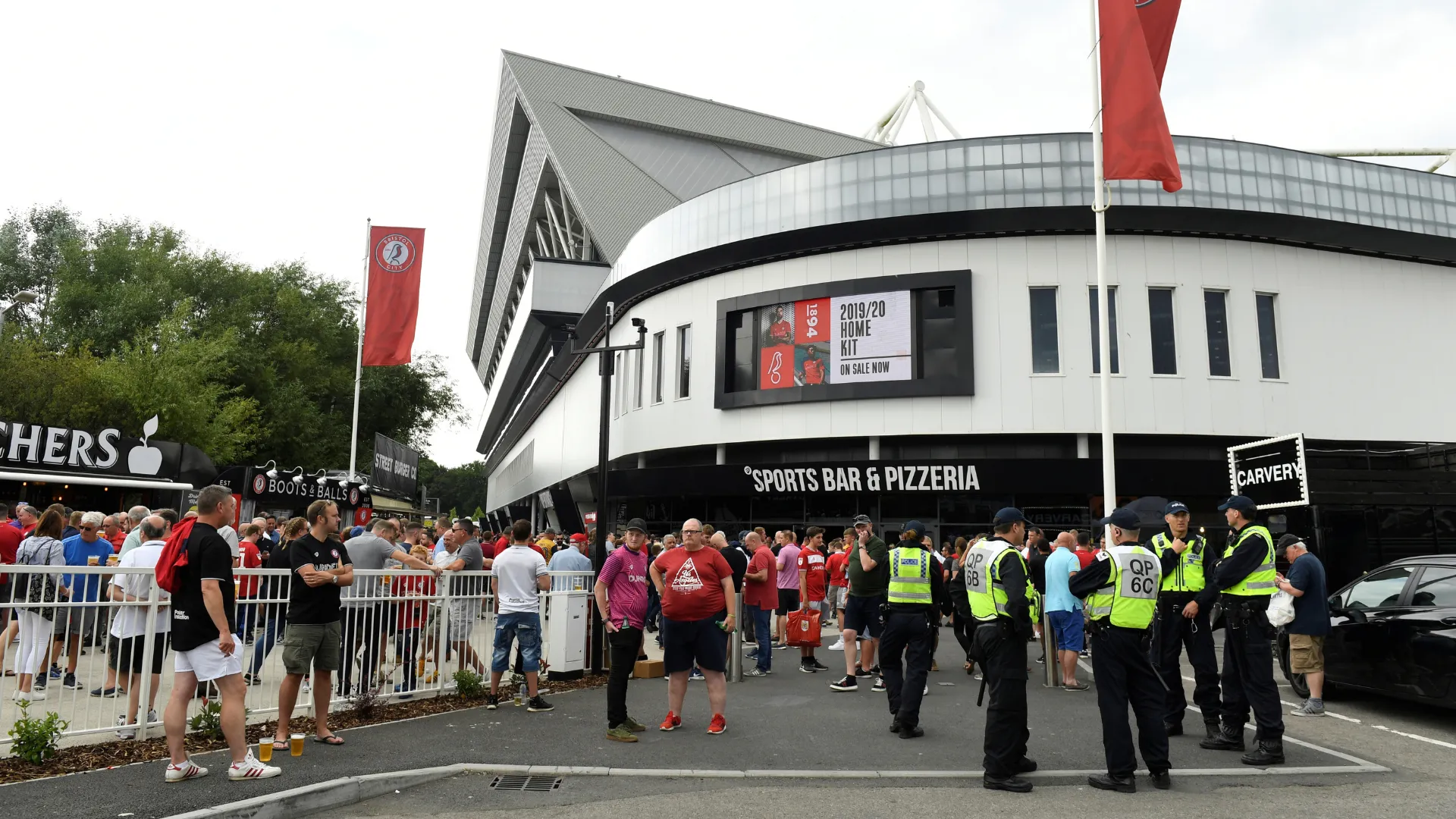 Cổng vào và không gian bên ngoài sân vận động Ashton Gate của Bristol City