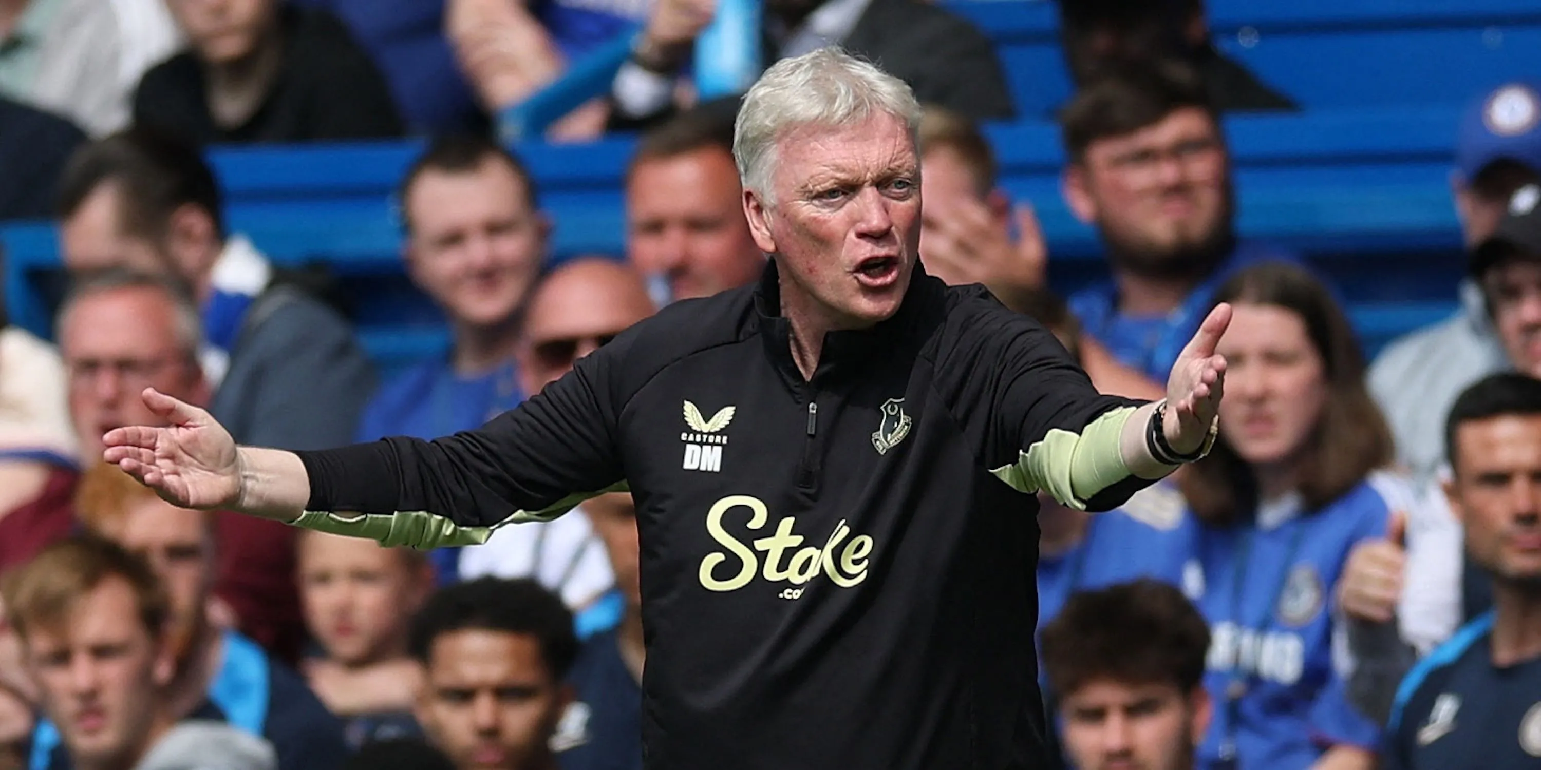 Cựu huấn luyện viên Everton David Moyes trong một trận đấu, thể hiện cảm xúc