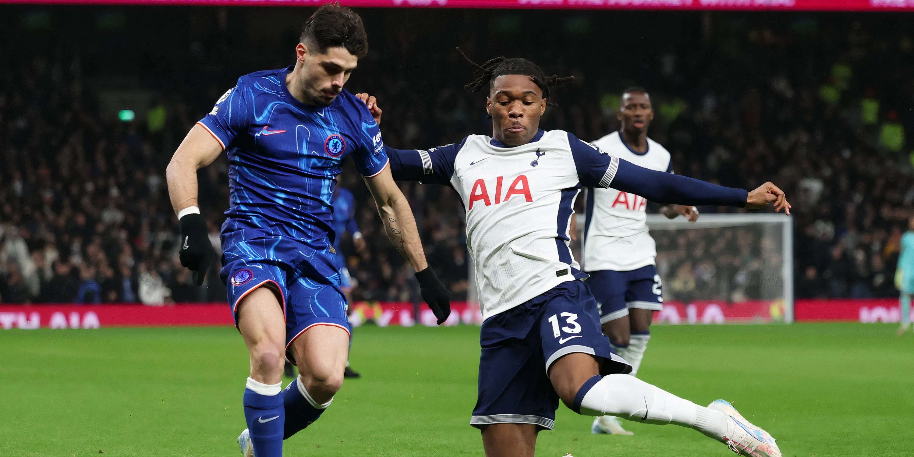 Destiny Udogie thi đấu năng nổ trong màu áo Tottenham