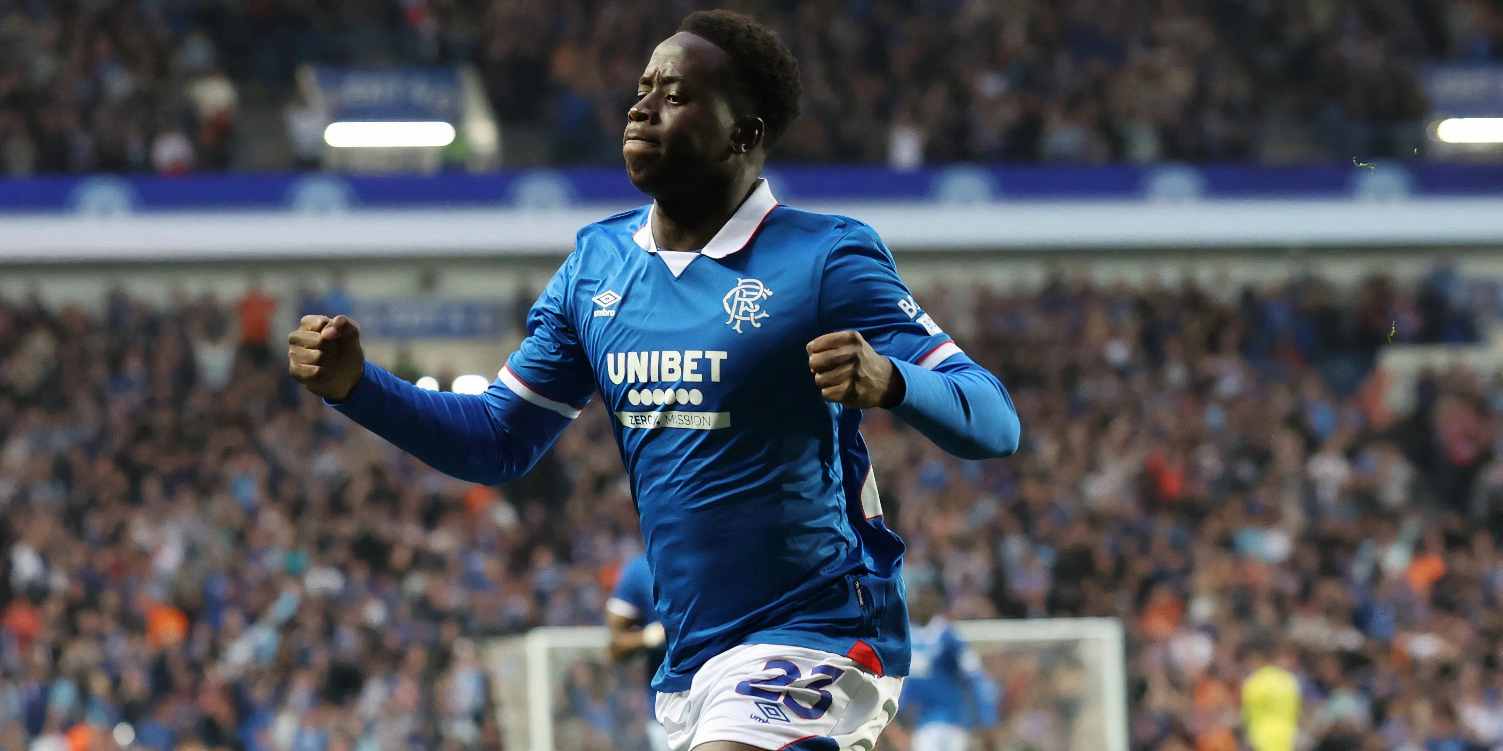 Djeidi Gassama ăn mừng bàn thắng cho Rangers tại Champions League, cầu thủ ghi bàn trong chiến thắng 2-0 trước Panathinaikos.