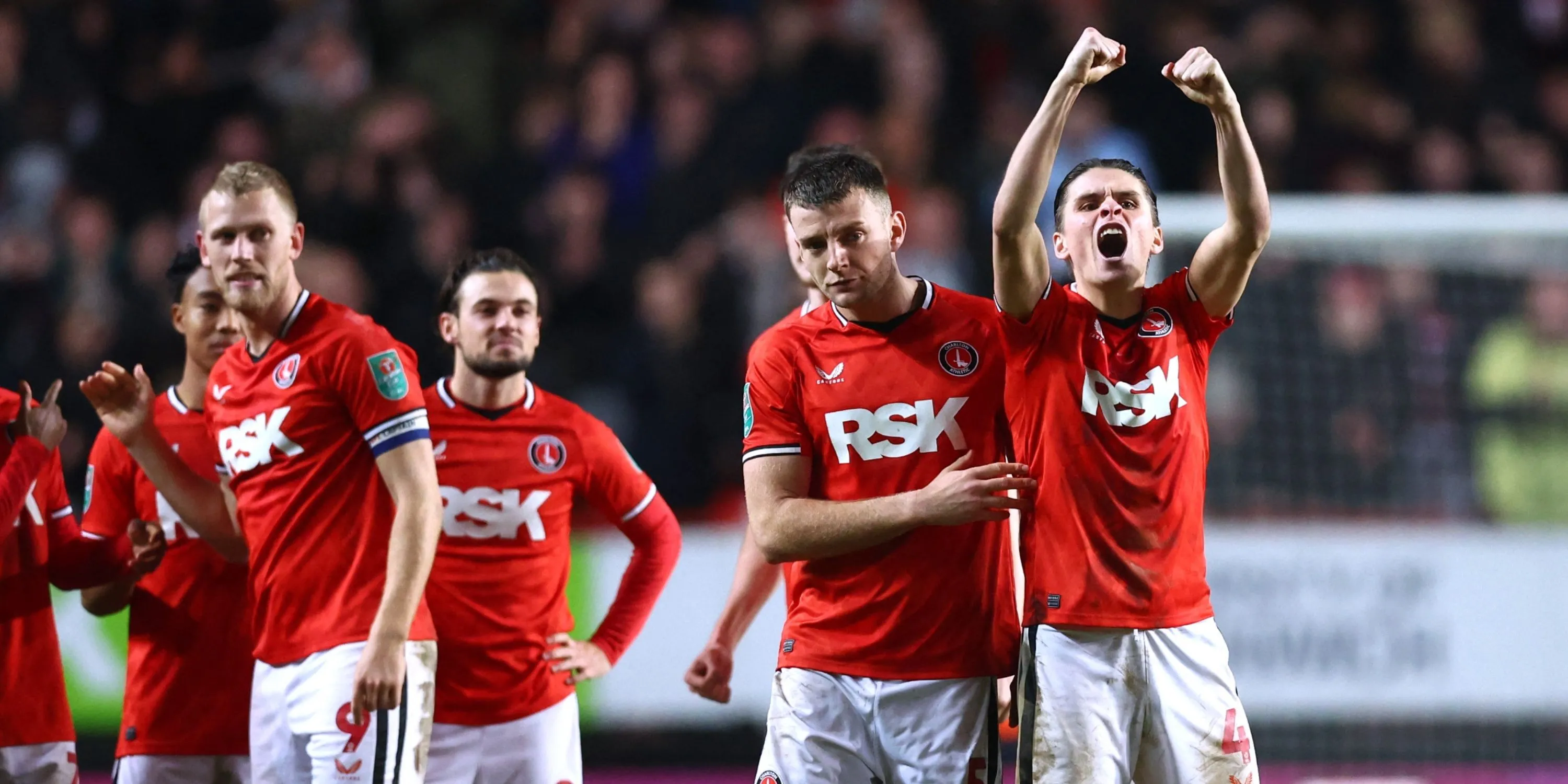 Đội hình Charlton Athletic khởi động trước trận đấu tại The Valley