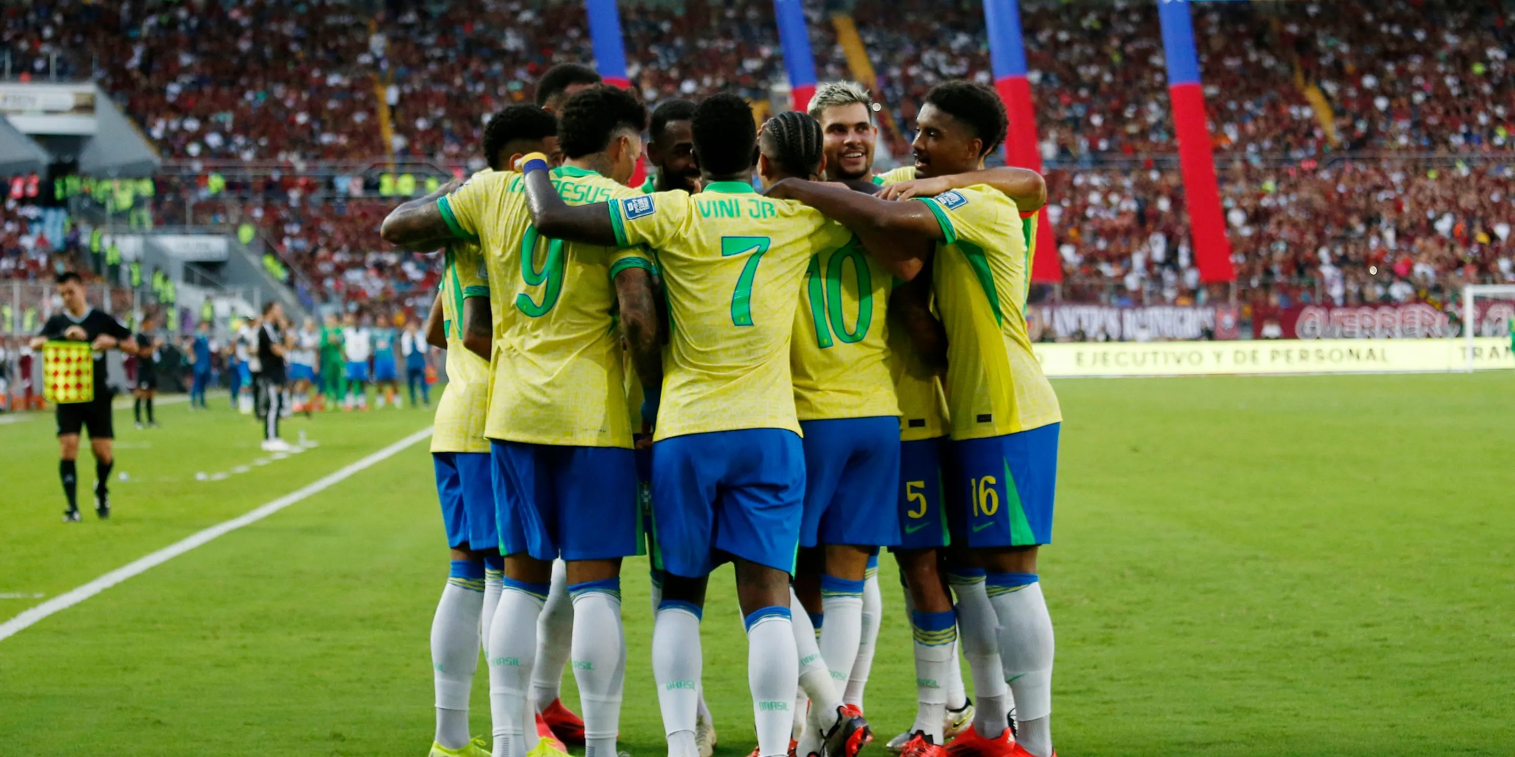 Douglas Luiz cùng đồng đội Brazil ăn mừng, liên quan đến tin chuyển nhượng Manchester United