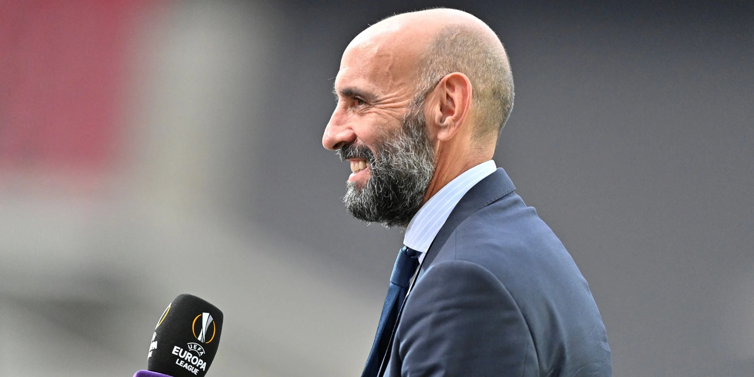 Giám đốc thể thao Aston Villa, Monchi, bên cạnh logo Premier League, liên quan đến các kế hoạch chuyển nhượng mùa hè.