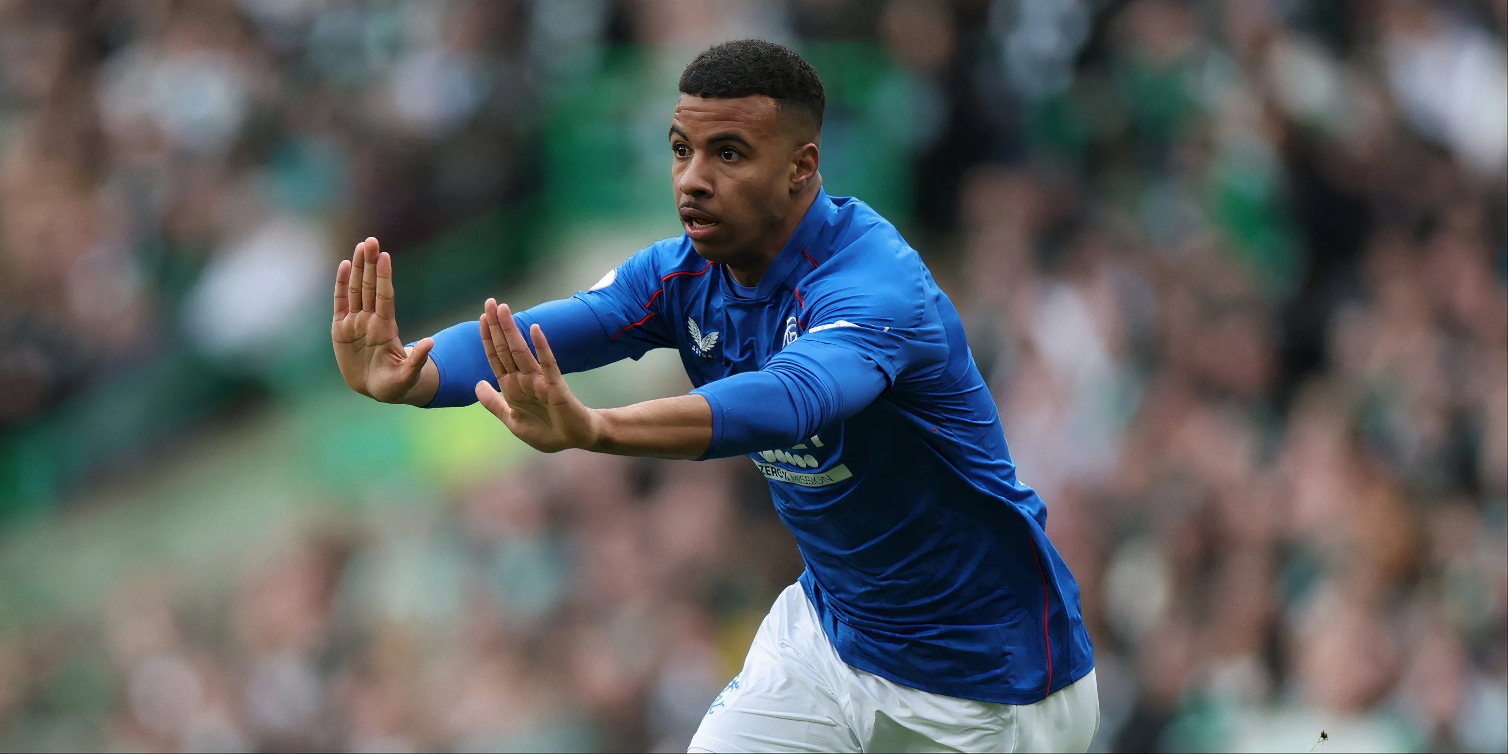 Hamza Igamane, tiền đạo trẻ của Rangers, ngồi dự bị trong trận gặp Panathinaikos, thể hiện chiều sâu đội hình Rangers.