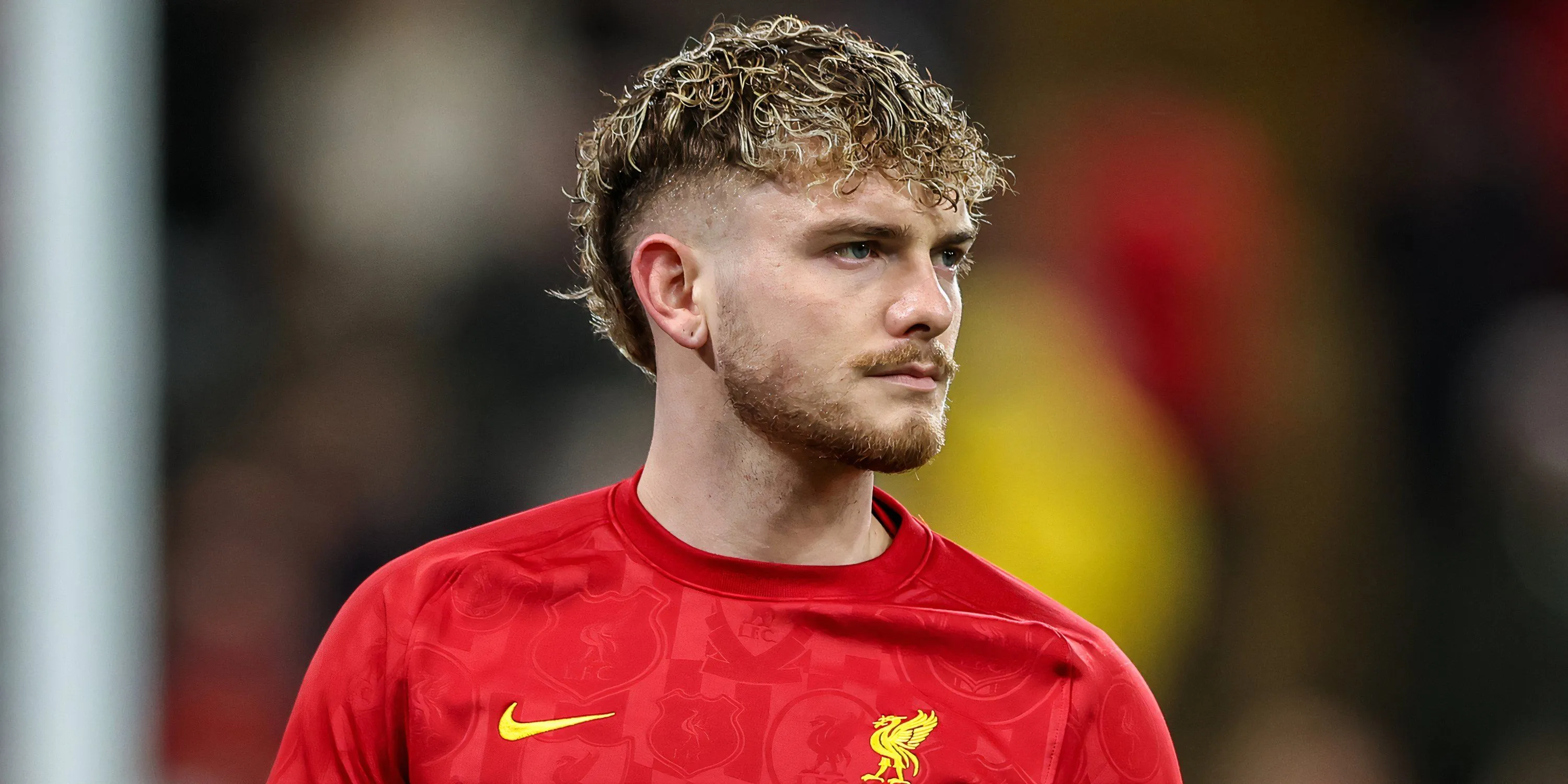 Harvey Elliott trong buổi khởi động cùng Liverpool chuẩn bị cho trận đấu.
