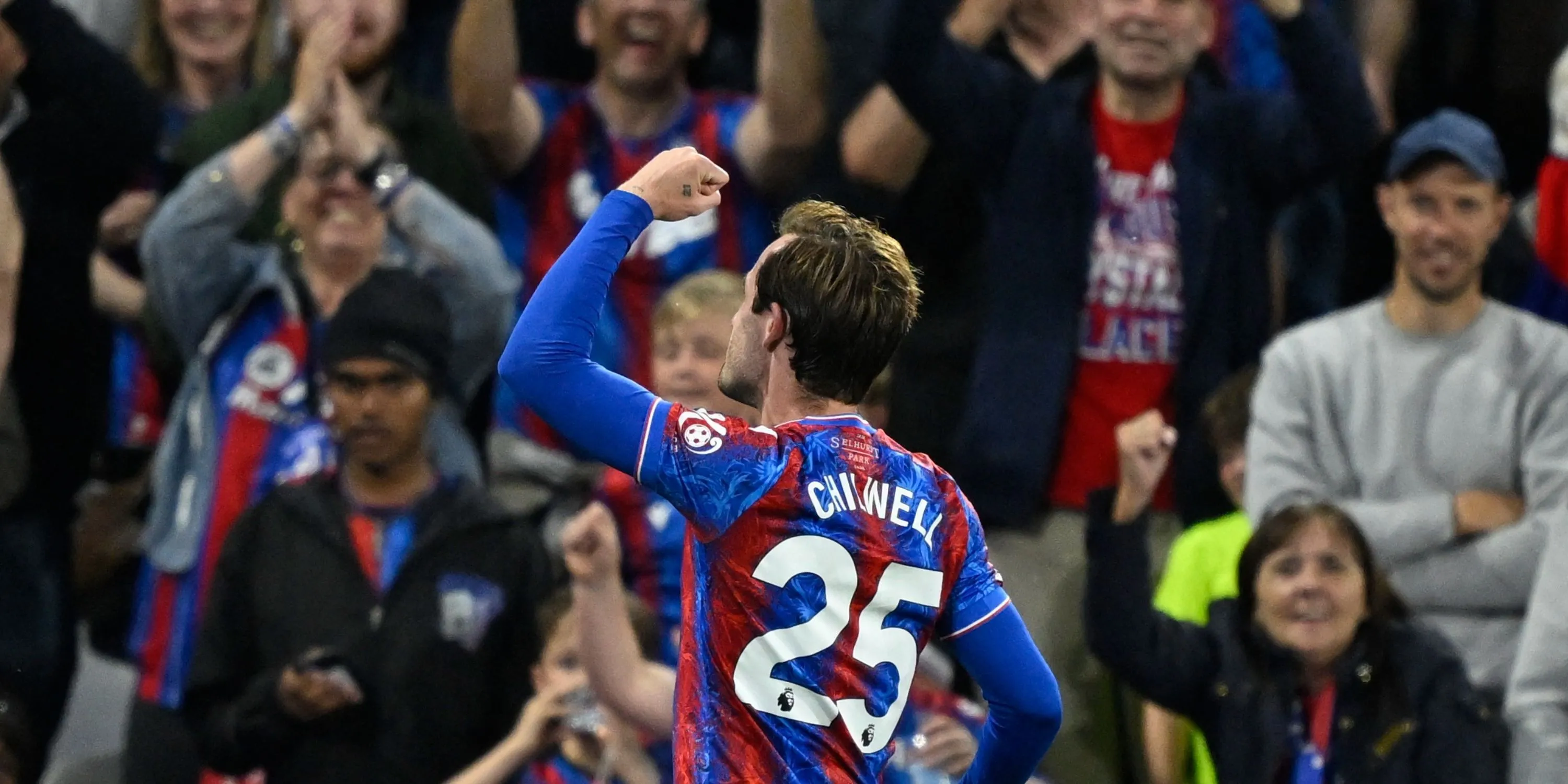 Hậu vệ Ben Chilwell trong màu áo Chelsea trên sân cỏ