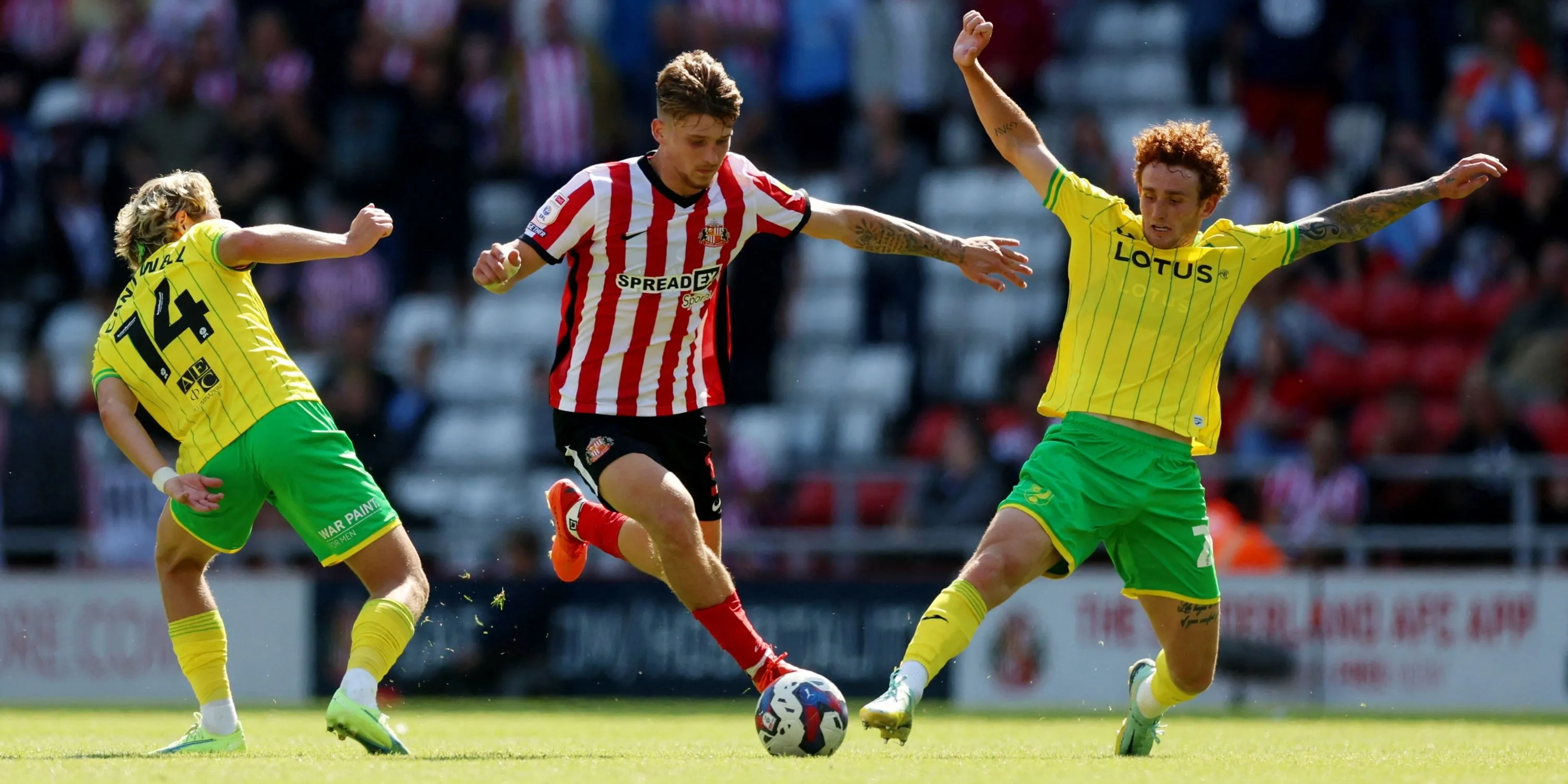 Hậu vệ Dennis Cirkin của Sunderland rê bóng