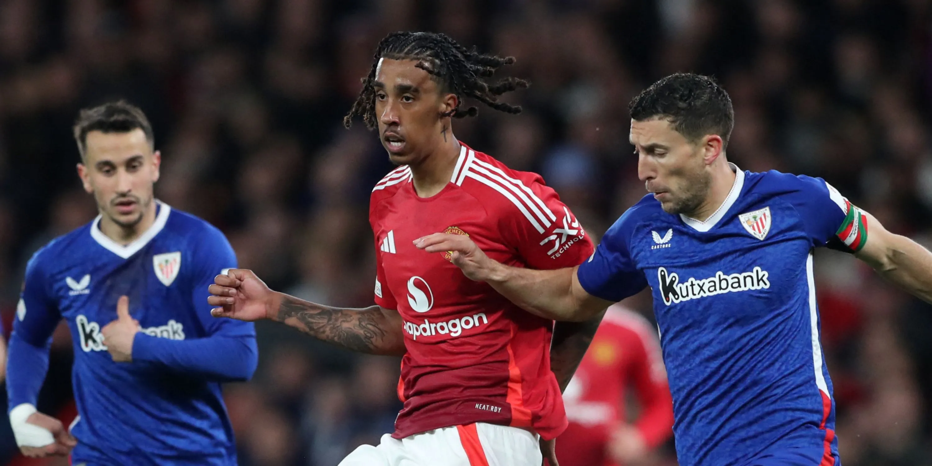 Hậu vệ Leny Yoro trong màu áo Manchester United, minh họa tài năng trẻ triển vọng của Premier League.