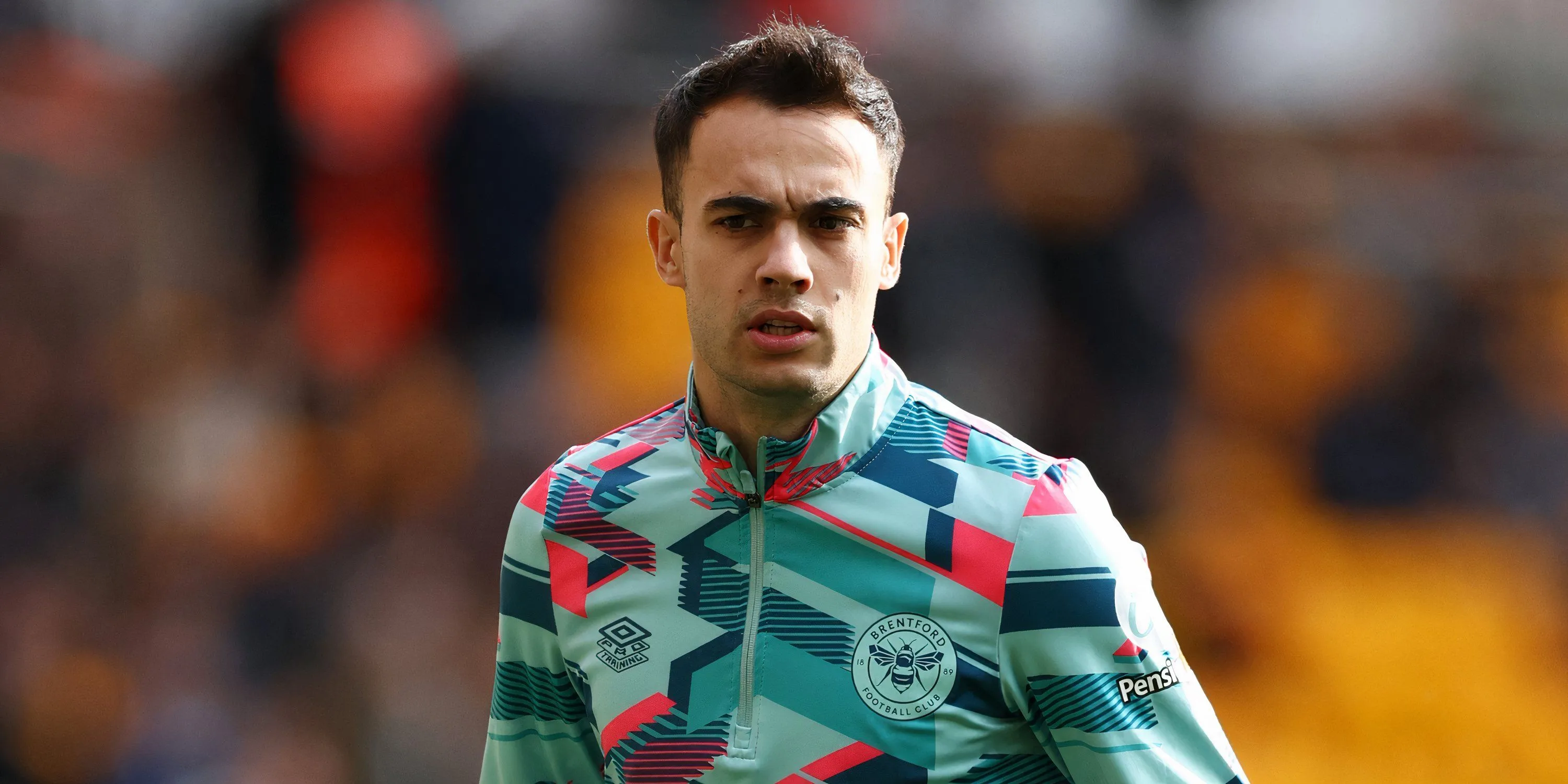 Hậu vệ Sergio Reguilon khởi động khi còn thi đấu cho Brentford, thể hiện sự sẵn sàng và kinh nghiệm của một cầu thủ Premier League.