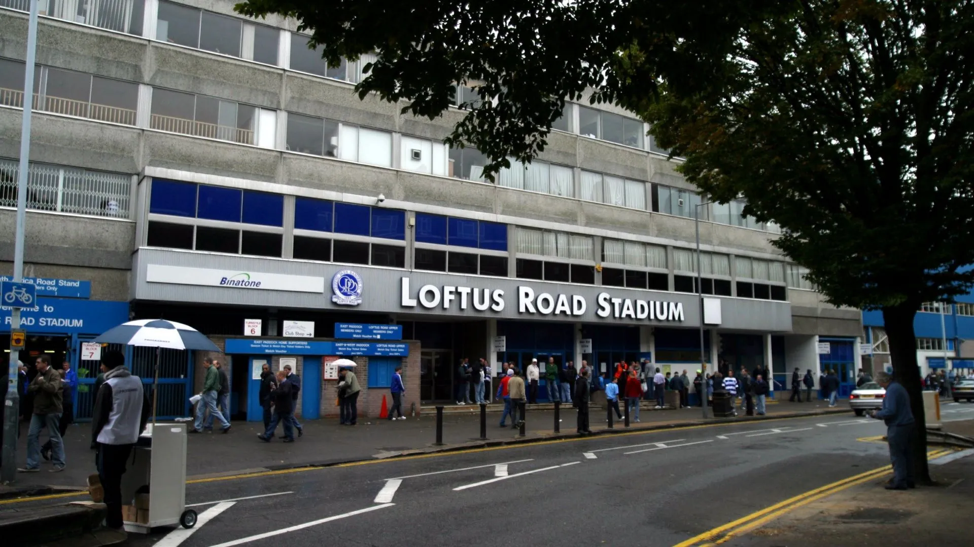 Hình ảnh sân Loftus Road của QPR, một sân vận động cổ điển đặc trưng của bóng đá Anh