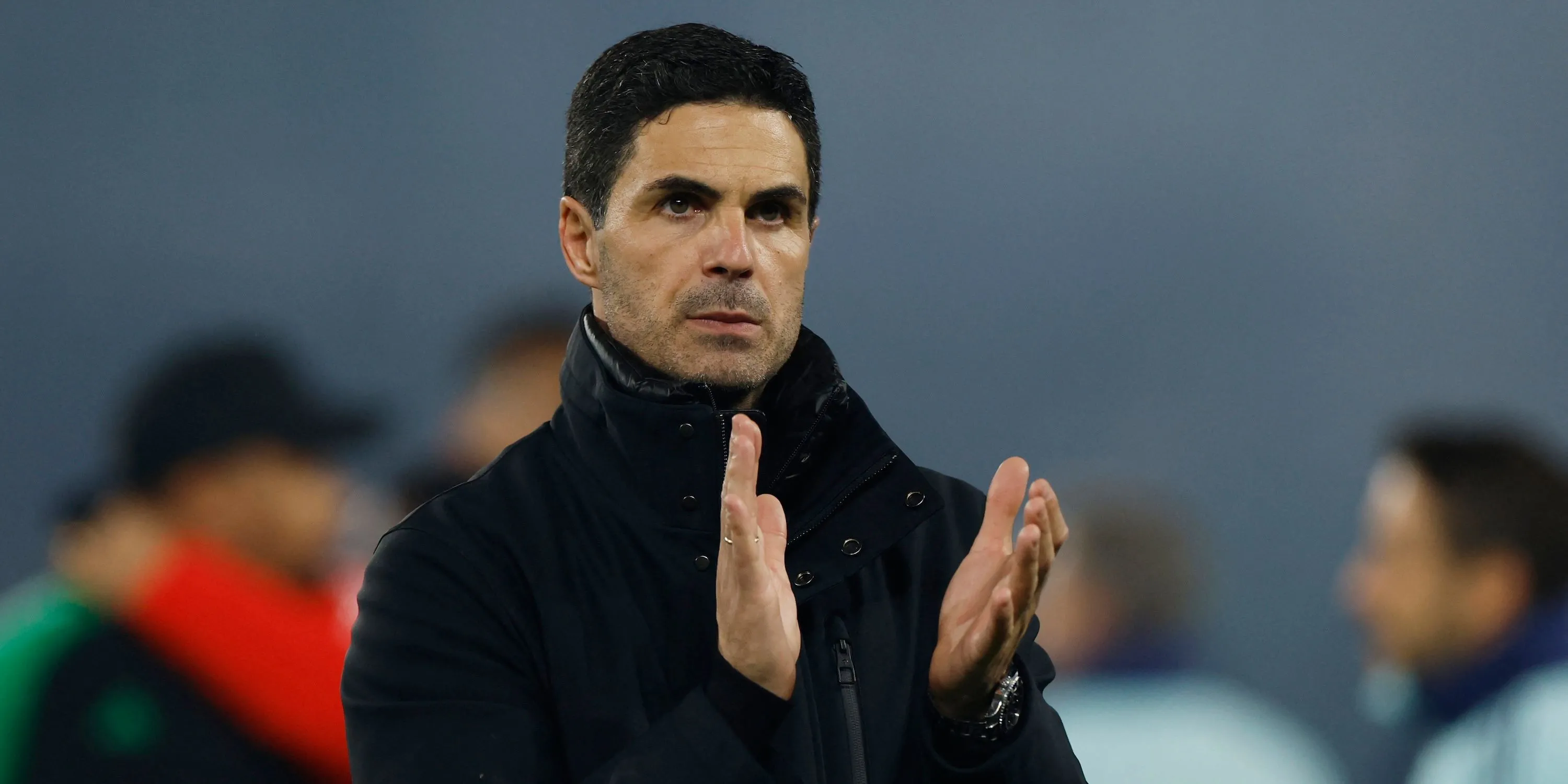 HLV Mikel Arteta của Arsenal theo dõi diễn biến trận đấu