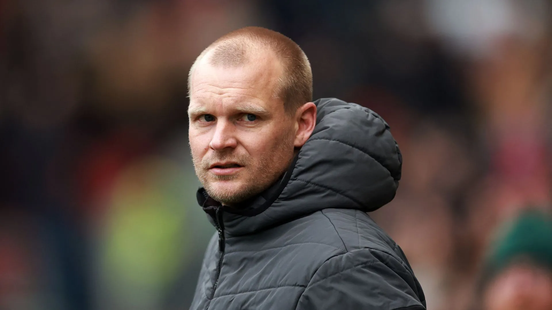 Huấn luyện viên Liam Manning của Norwich City trong buổi tập đội bóng