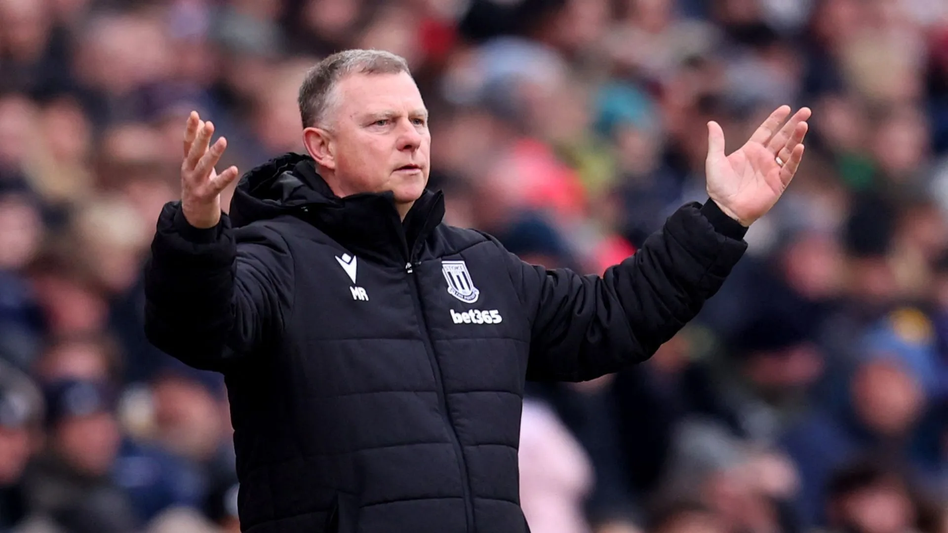 Huấn luyện viên Mark Robins của Stoke City trên băng ghế chỉ đạo.