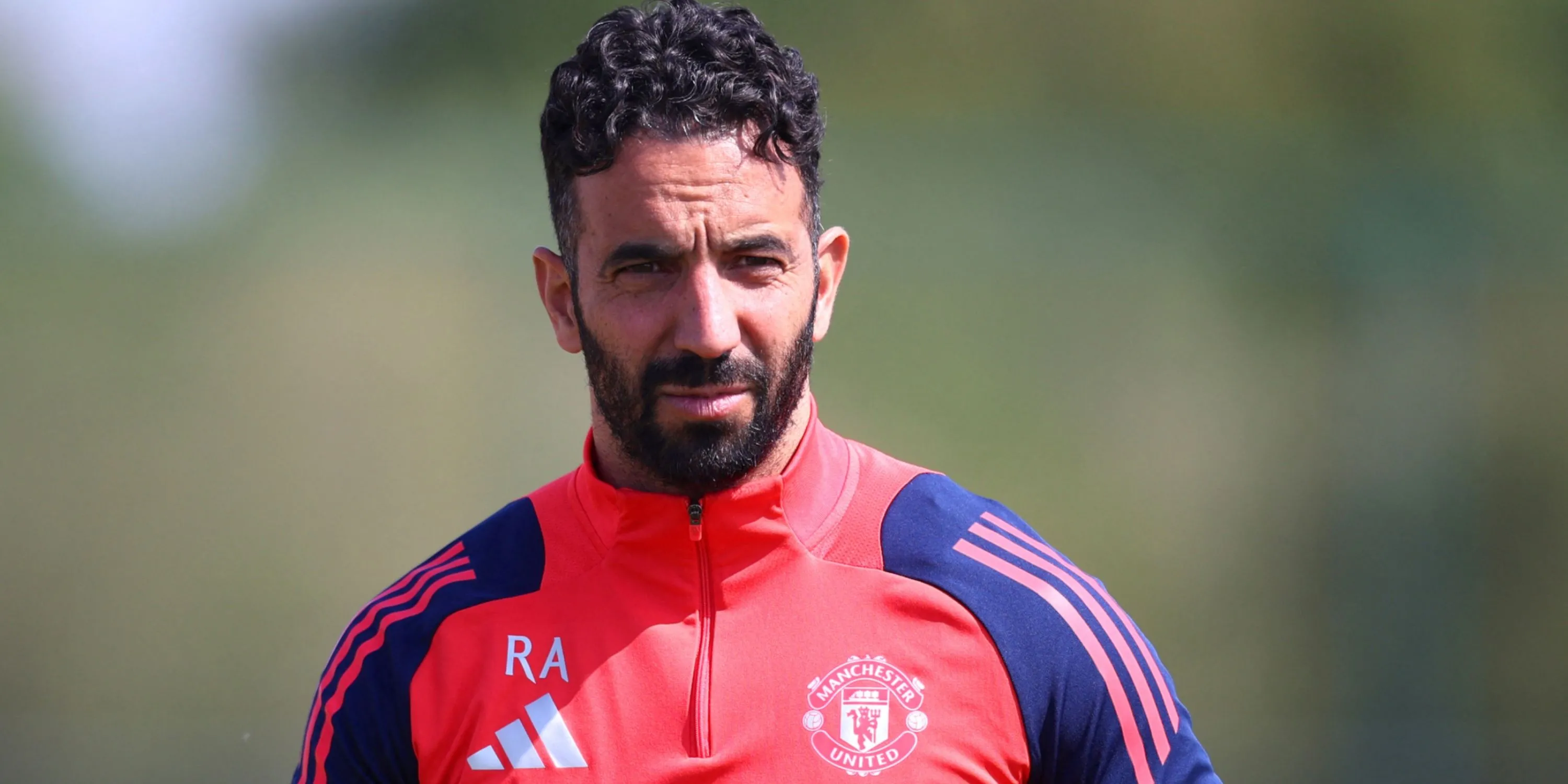 Huấn luyện viên Ruben Amorim của Manchester United trên băng ghế chỉ đạo.