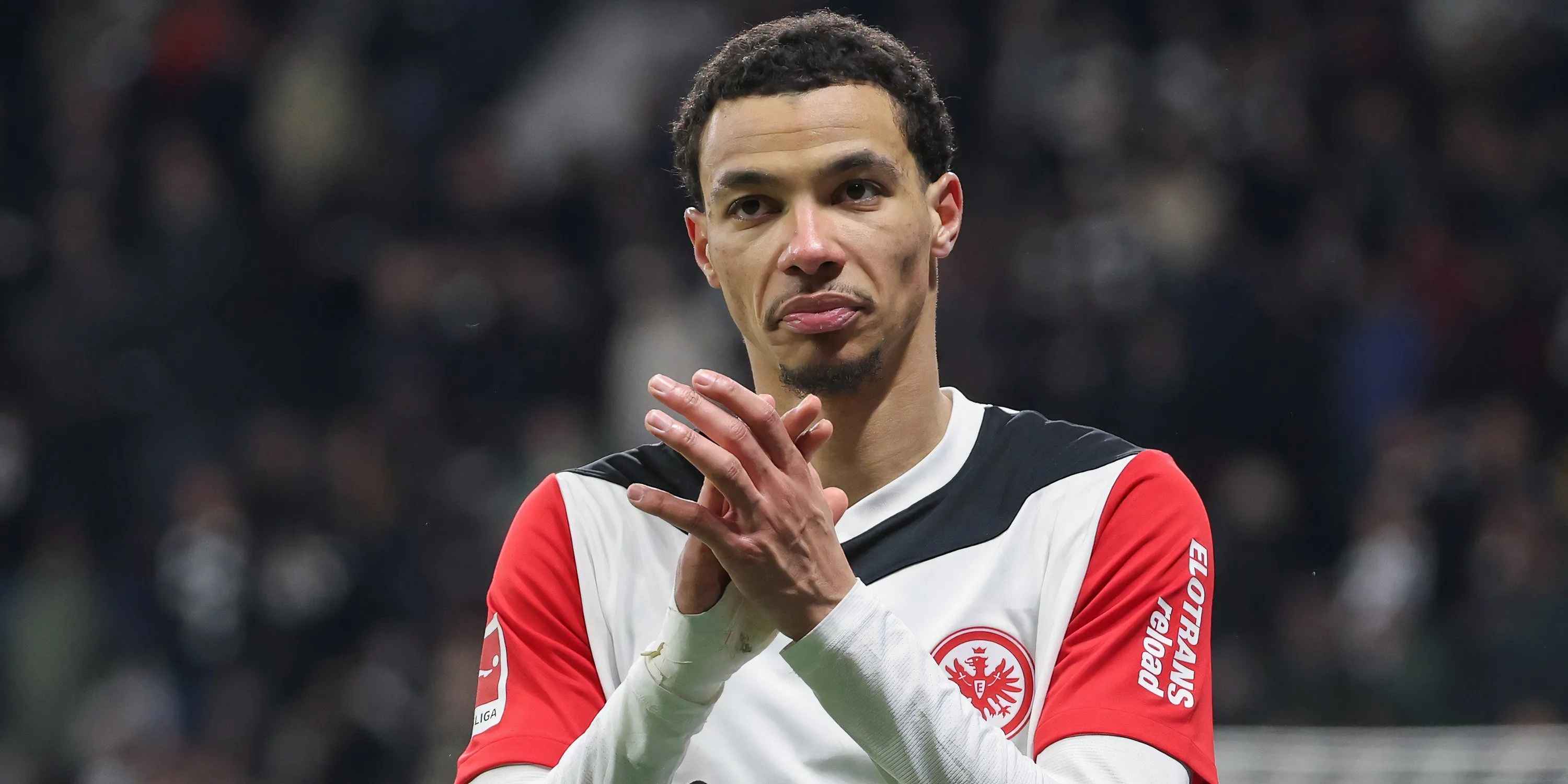 Hugo Ekitike vẫy tay chào người hâm mộ Eintracht Frankfurt