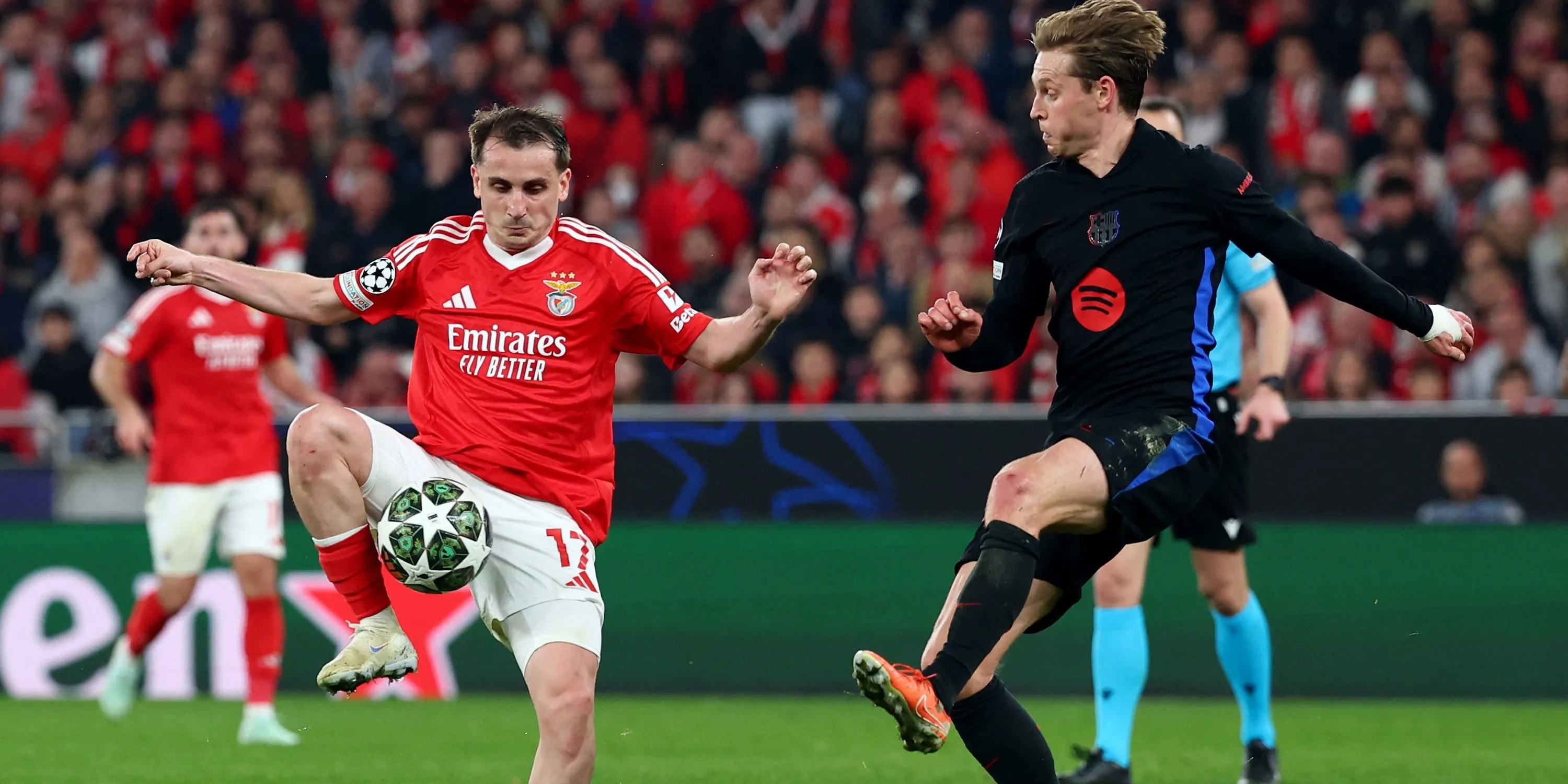 Kerem Akturkoglu trong một pha tranh chấp khi thi đấu cho Benfica