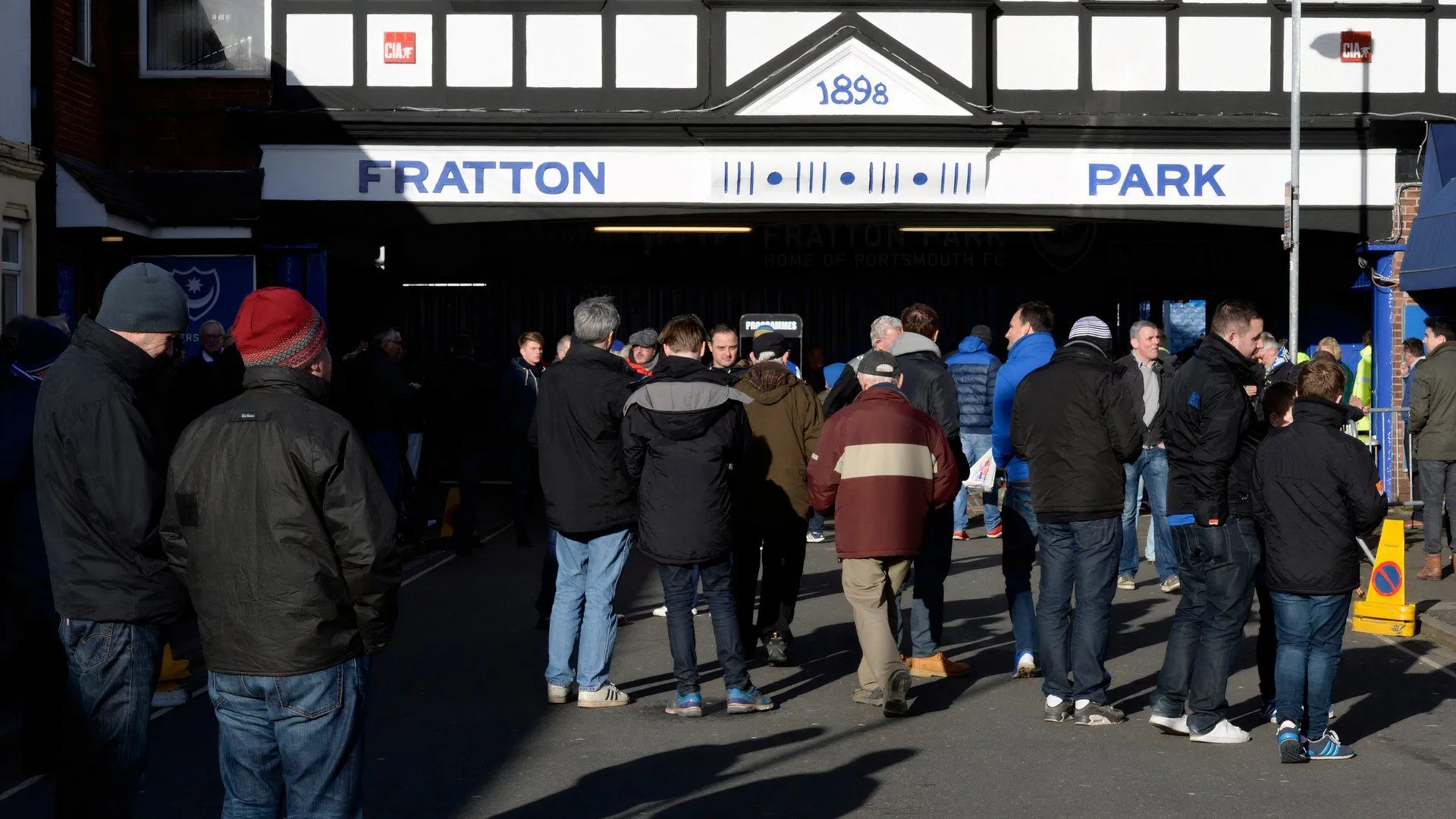 Khung cảnh bên ngoài sân Fratton Park, sân nhà lịch sử của Portsmouth