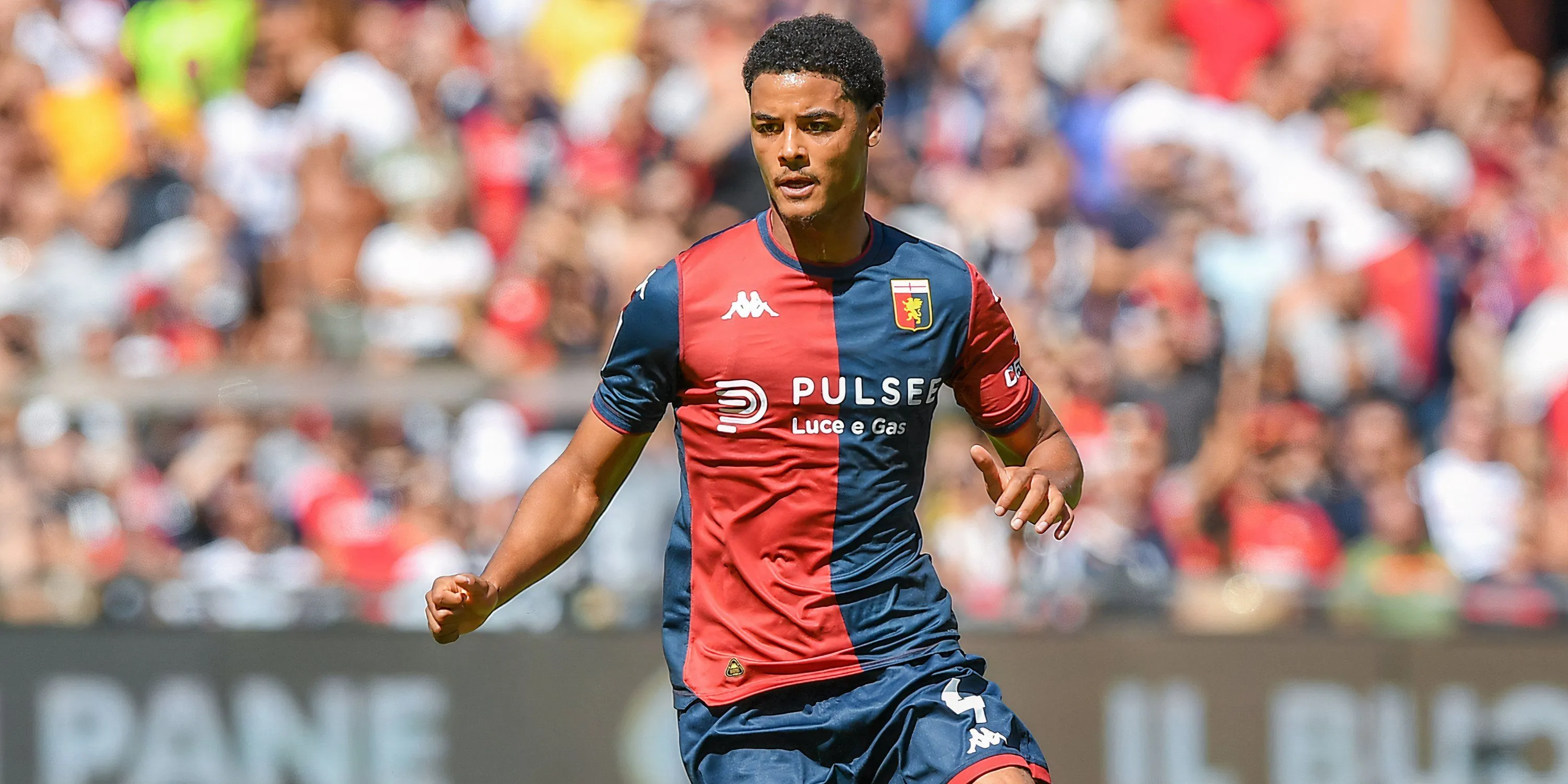 Koni De Winter trong màu áo Genoa thể hiện phong độ ấn tượng, thu hút sự chú ý từ Tottenham.