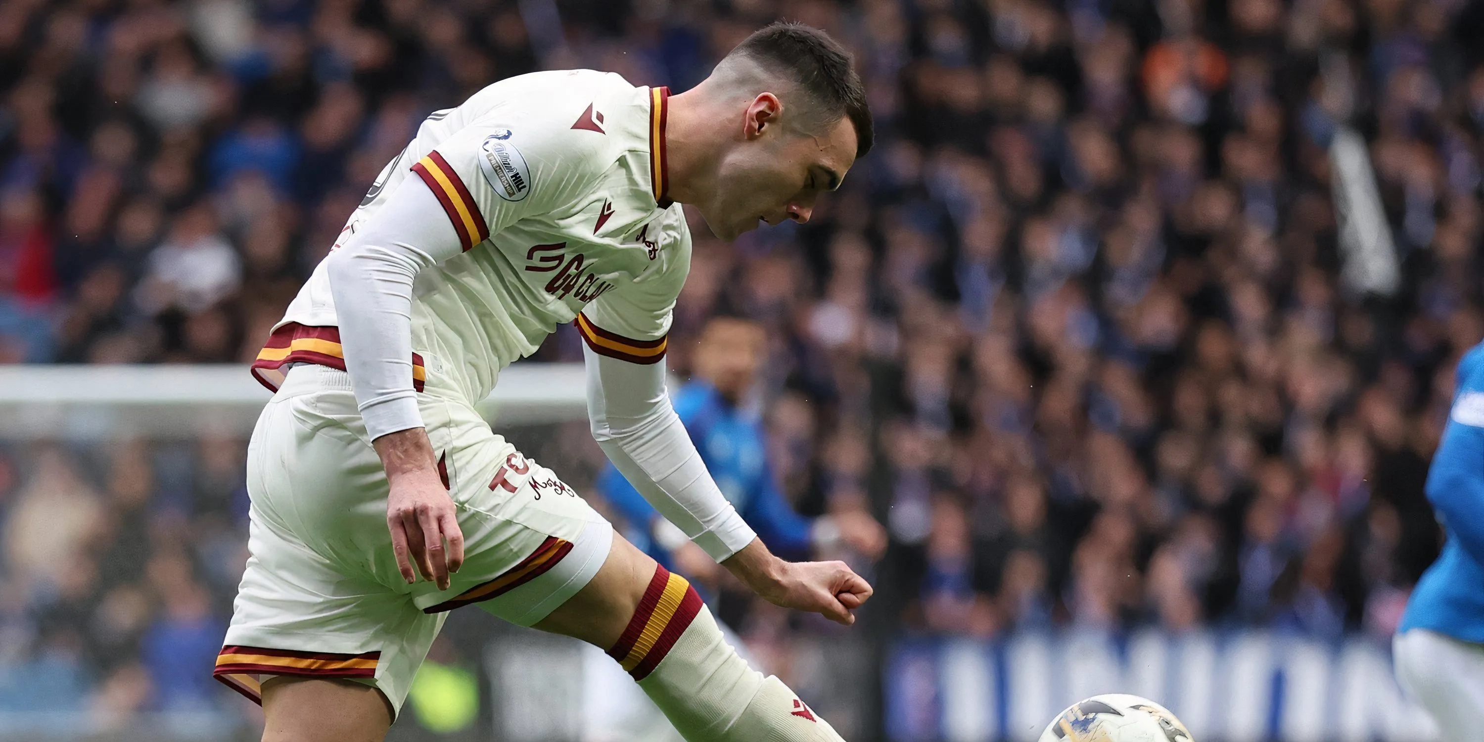 Lennon Miller cầu thủ Motherwell trong trận đấu tại giải Vô địch Quốc gia Scotland