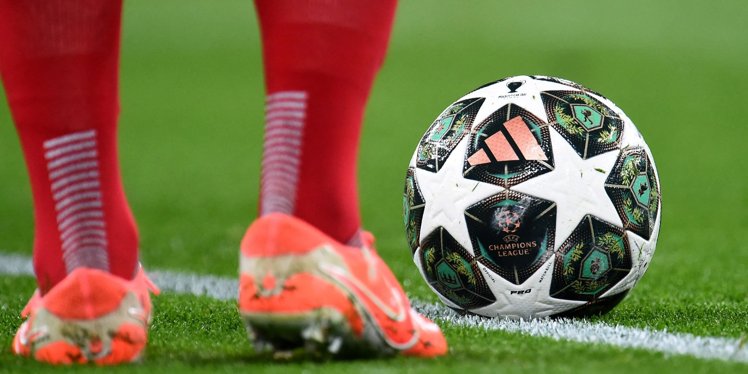 Quả bóng Champions League biểu tượng cho mục tiêu và áp lực tài chính của Chelsea