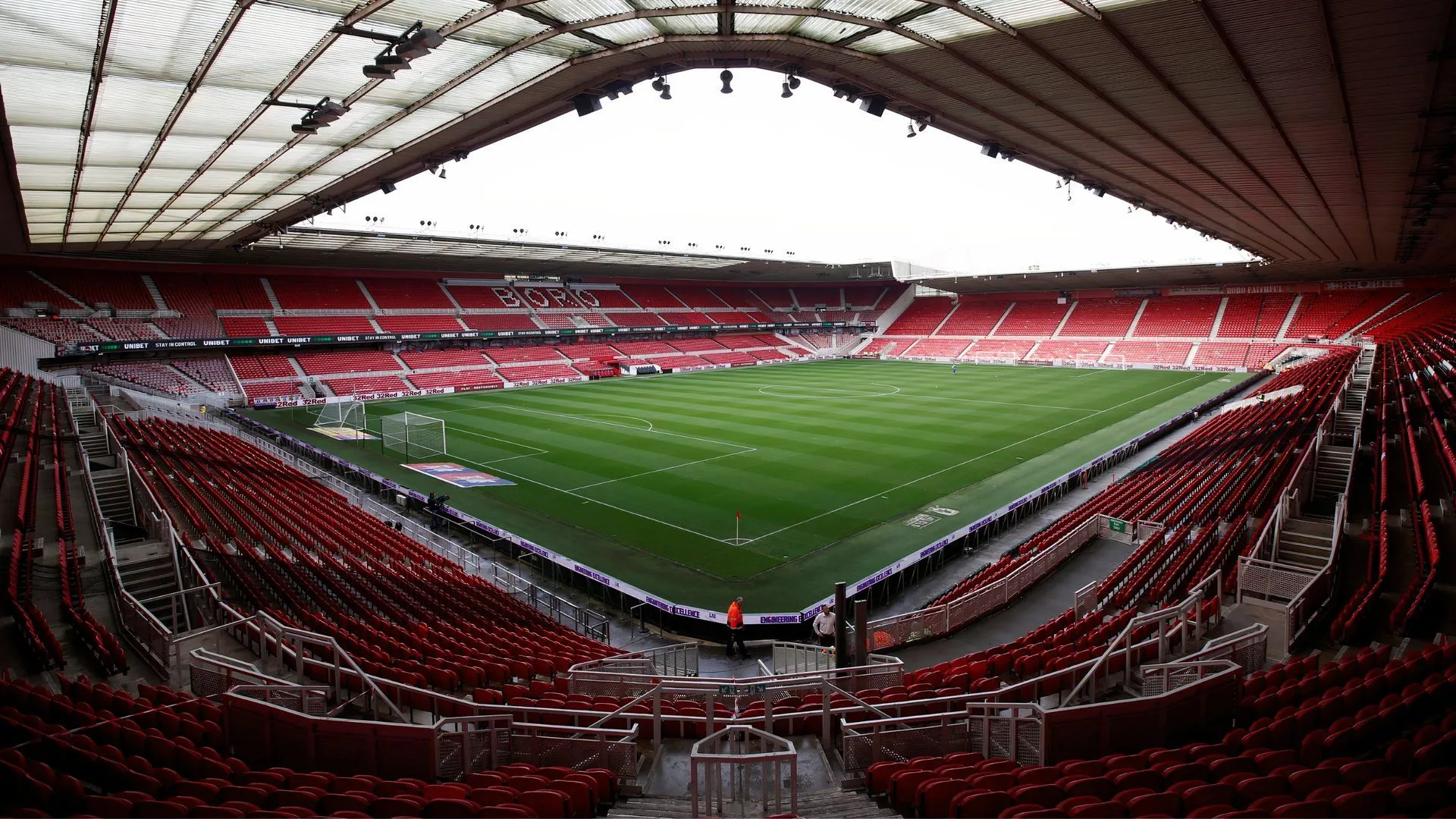 Sân vận động Riverside của Middlesbrough với vị trí tuyệt đẹp bên bờ sông