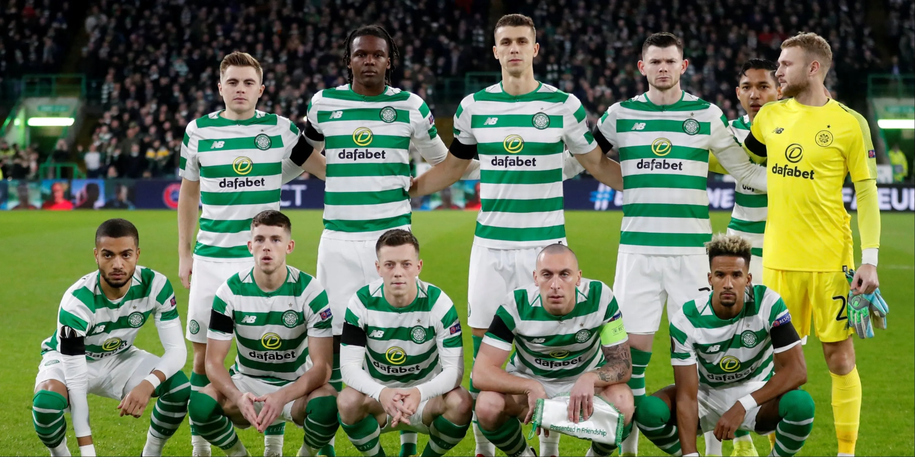 Scott Brown huyền thoại Celtic nâng cúp giải vô địch Scotland
