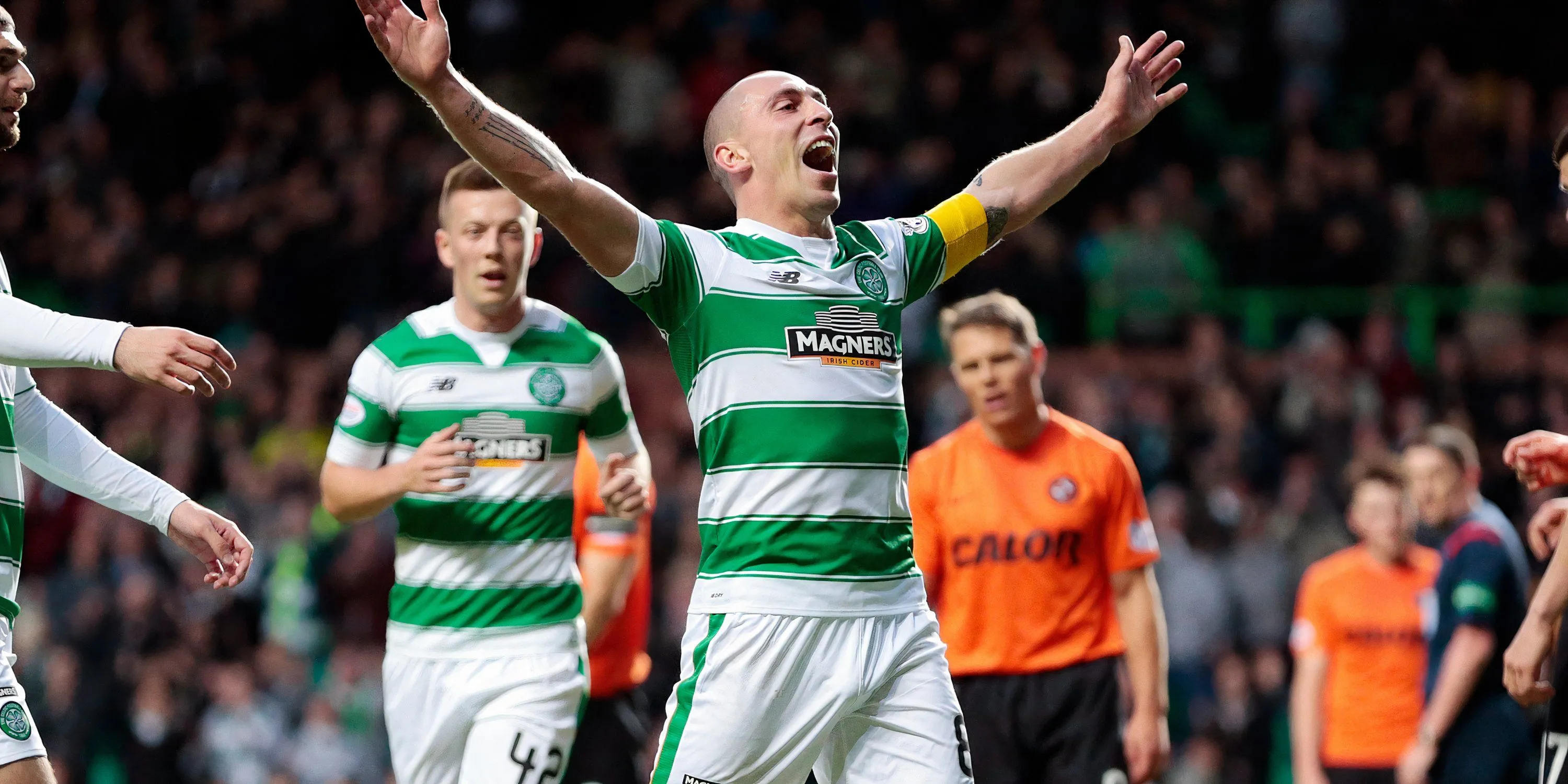 Scott Brown tiền vệ Celtic thi đấu tại giải Vô địch Quốc gia Scotland