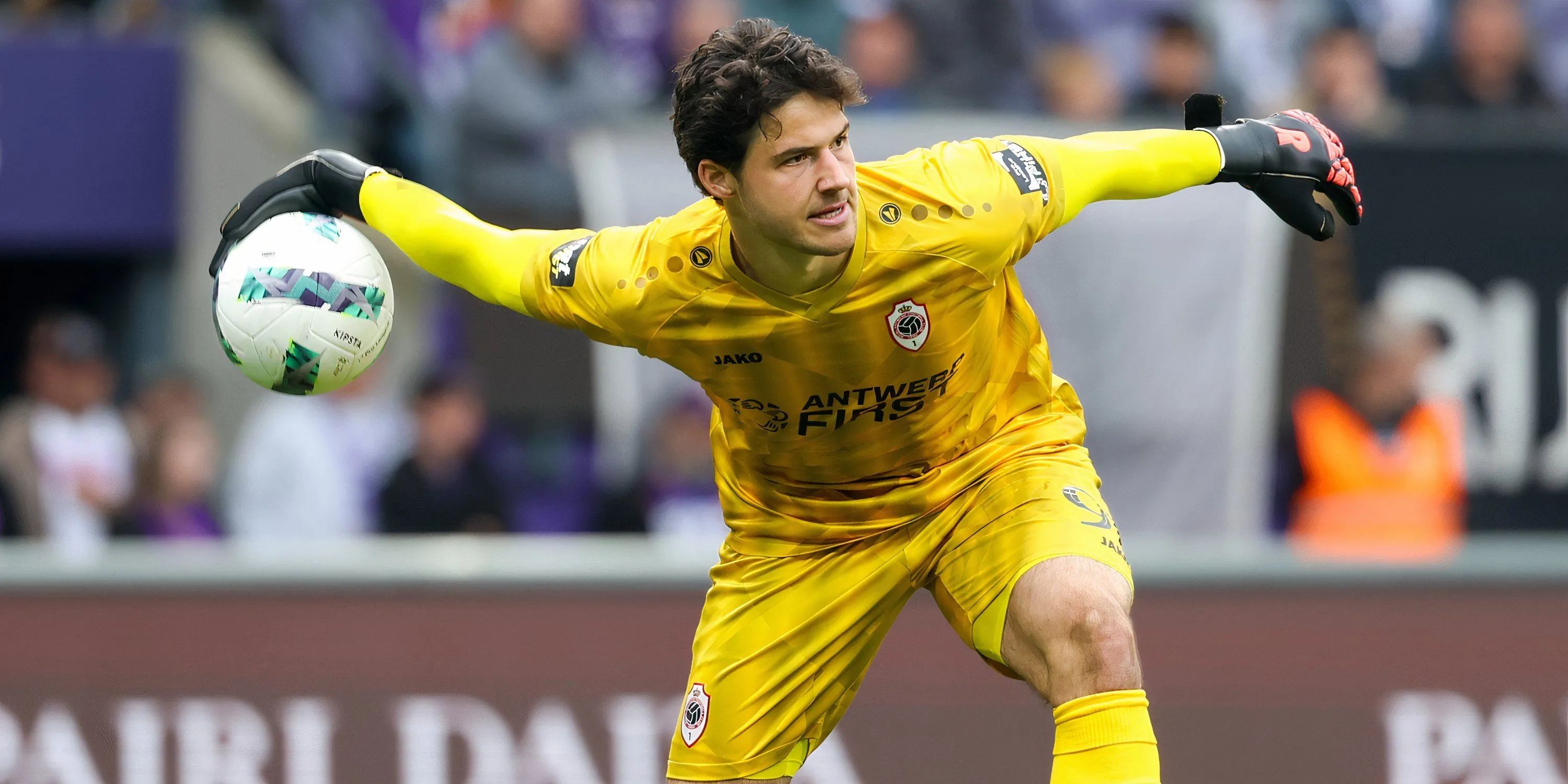 Senne Lammens thi đấu cho Royal Antwerp, mục tiêu của Leeds United