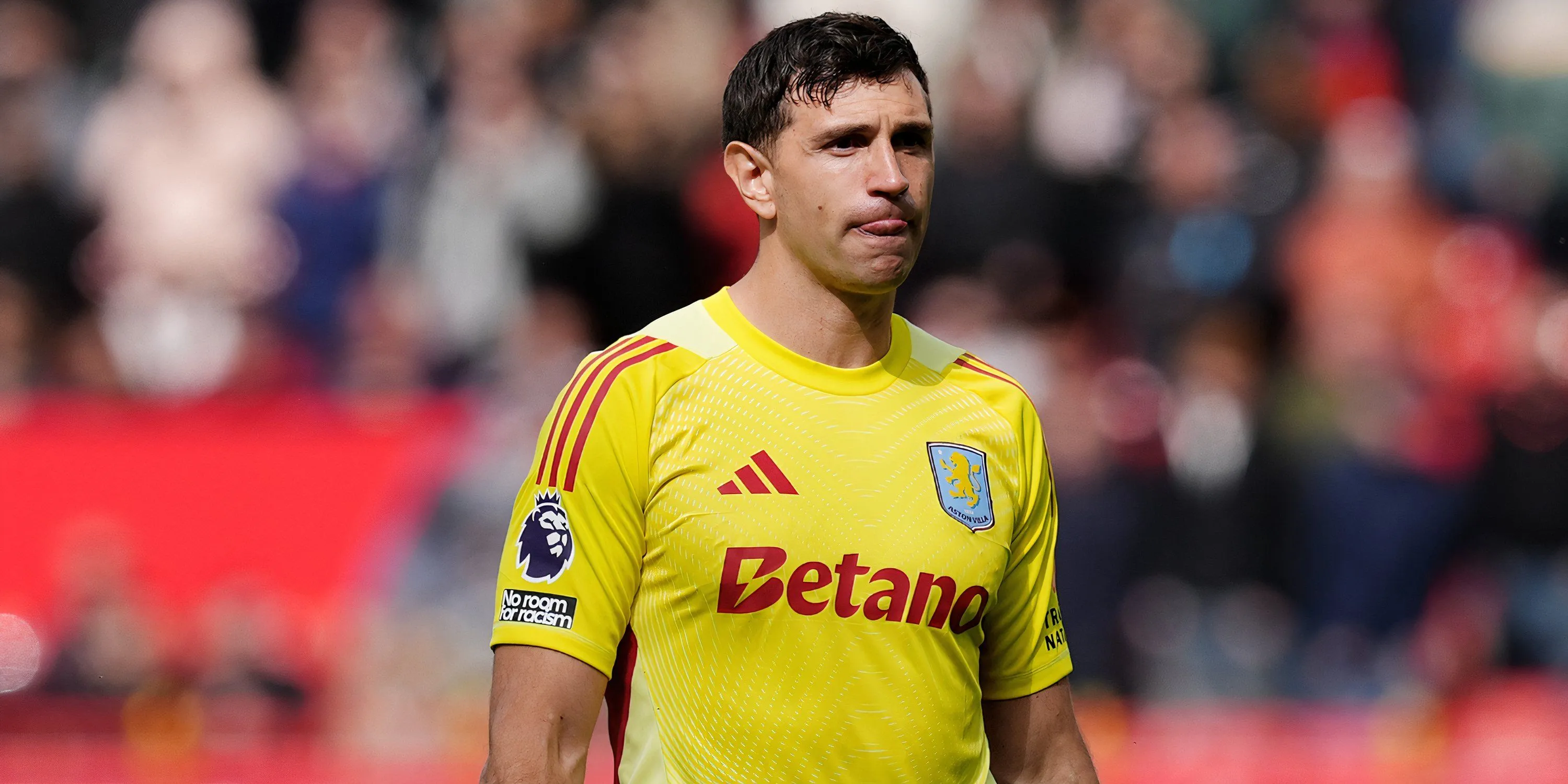 Thủ môn Emiliano Martinez trong màu áo Aston Villa sau một trận đấu căng thẳng với Manchester United.