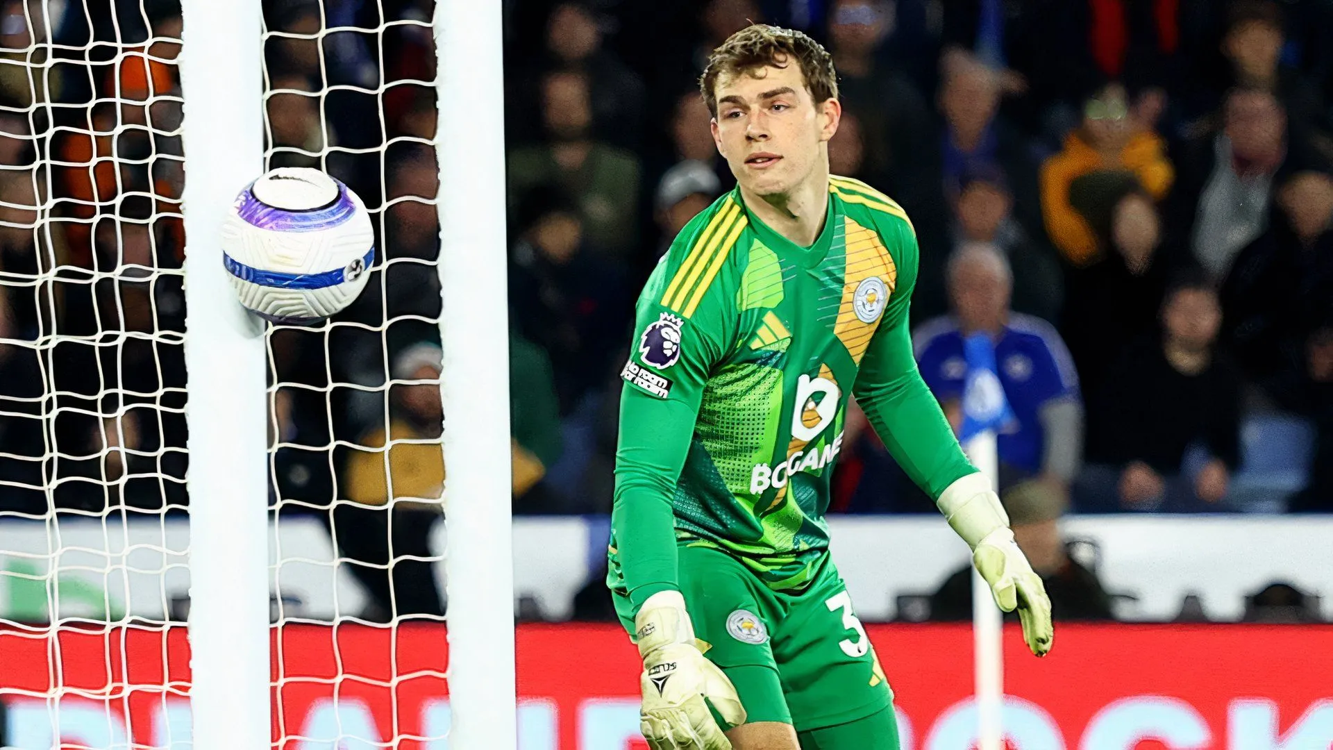 Thủ môn Mads Hermansen trong màu áo Leicester City tại Premier League.